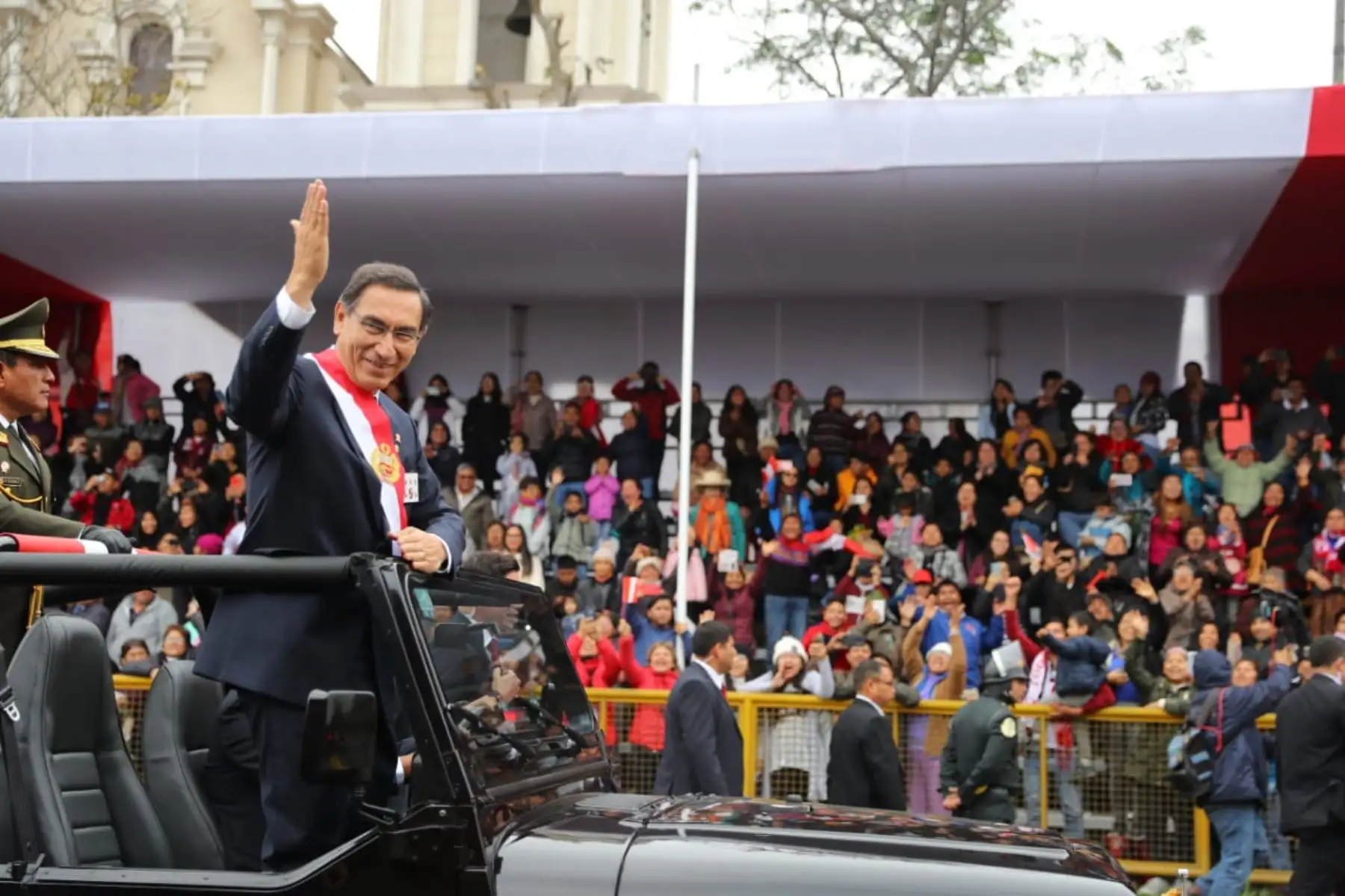 El presidente de la República,Martín Vizcarra se despide del pueblo que lo acompañó a ver el Desfile Cívico Militar por Fiestas Patrias.Foto: ANDINA/Prensa Presidencia