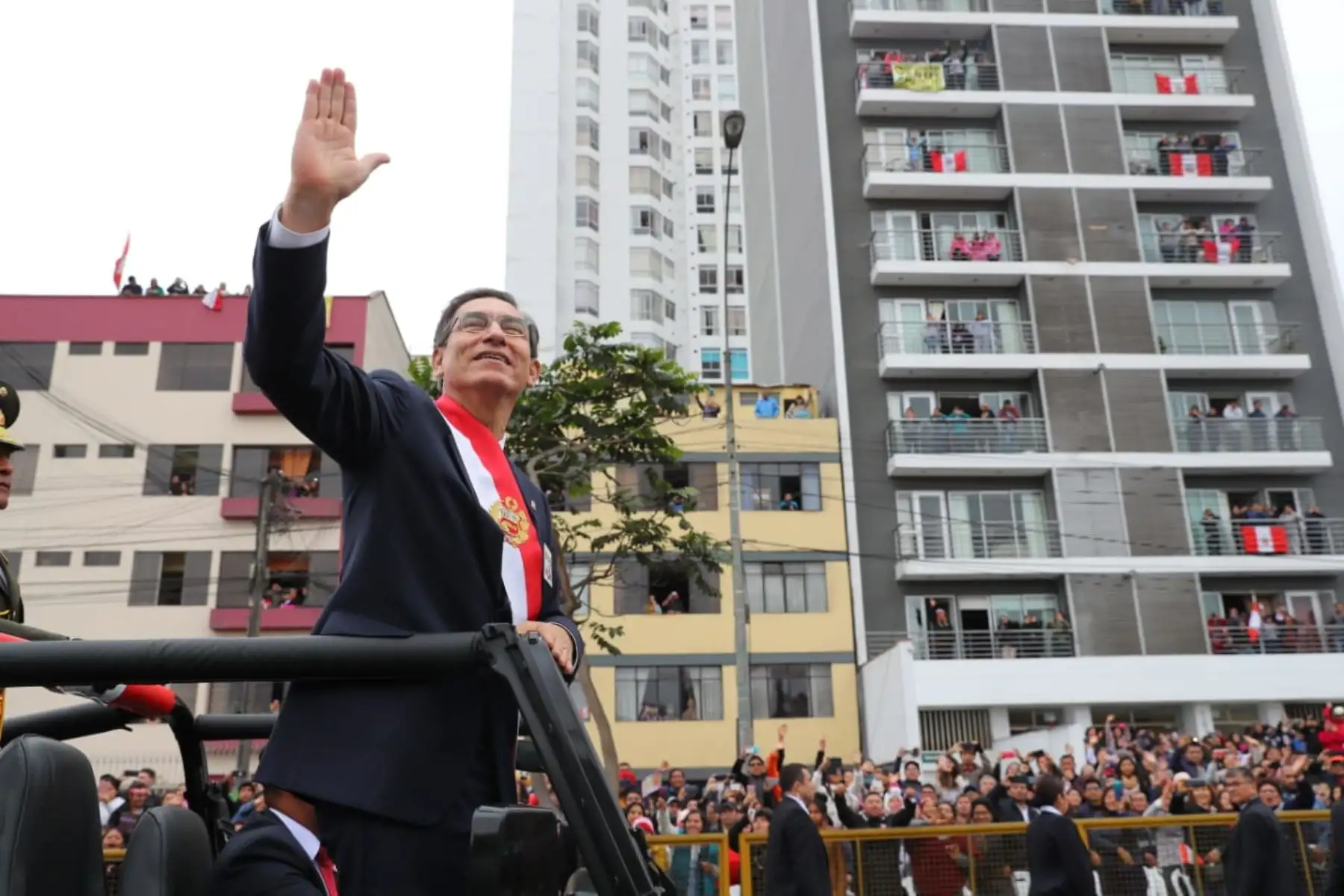 El presidente de la República,Martín Vizcarra se despide del pueblo que lo acompañó a ver el Desfile Cívico Militar por Fiestas Patrias.Foto: ANDINA/Prensa Presidencia