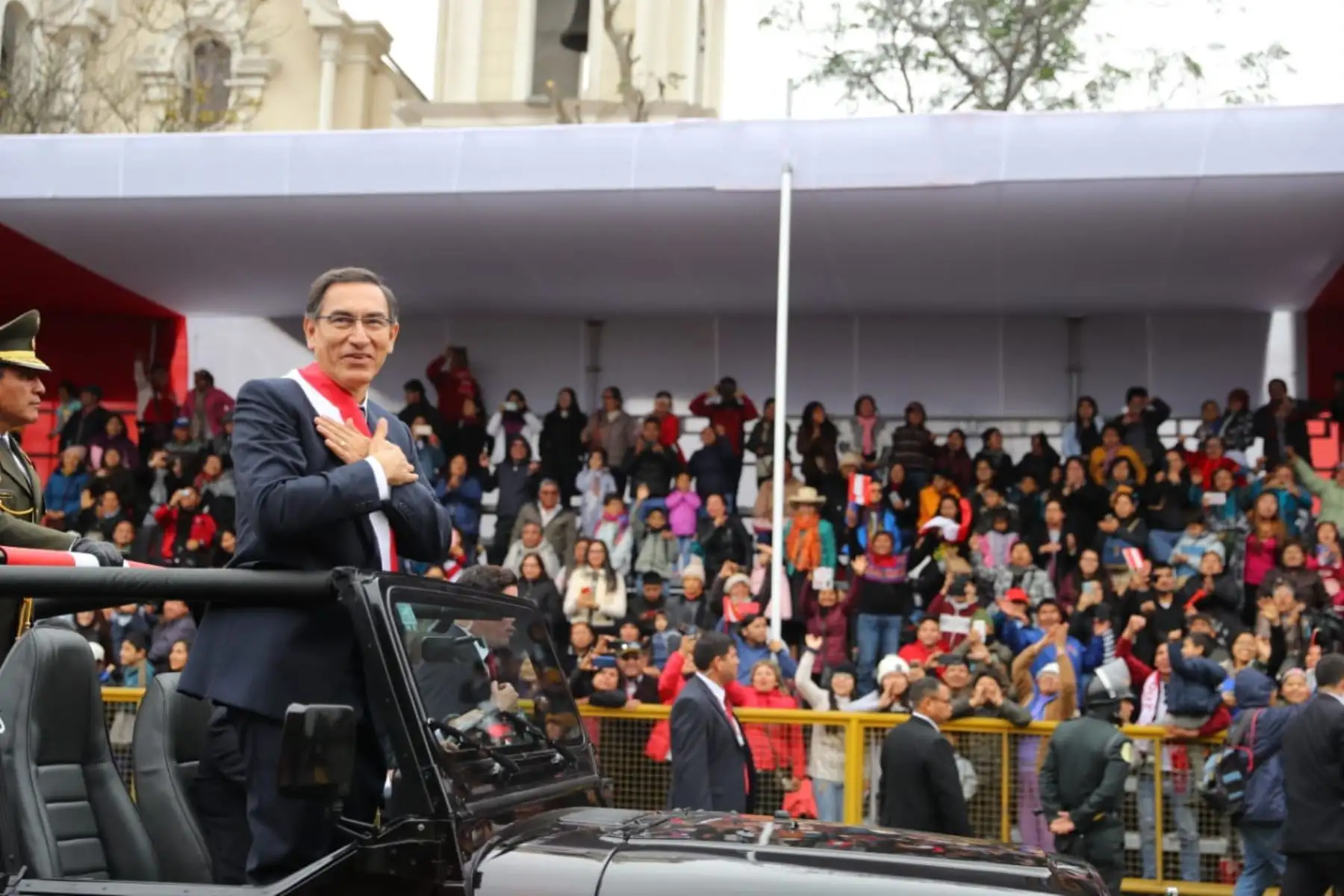 El presidente de la República,Martín Vizcarra se despide del pueblo que lo acompañó a ver el Desfile Cívico Militar por Fiestas Patrias.Foto: ANDINA/Prensa Presidencia