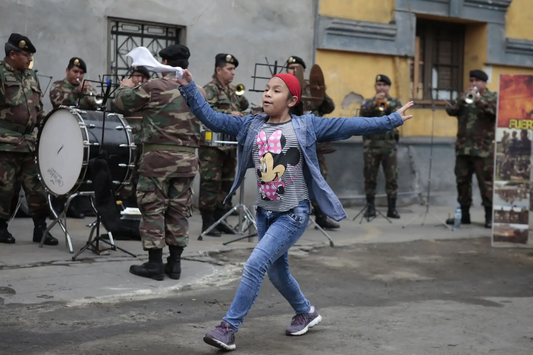 Peruanos celebran parada militar por fiestas patrias en la avenida Brasil.
Foto: ANDINA/Miguel Mejía Castro