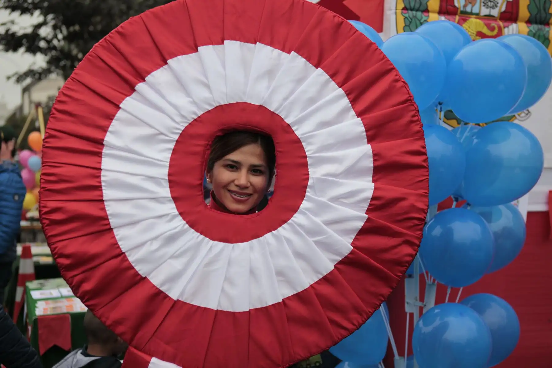 Peruanos celebran parada militar por fiestas patrias en la avenida Brasil.
Foto: ANDINA/Miguel Mejía Castro