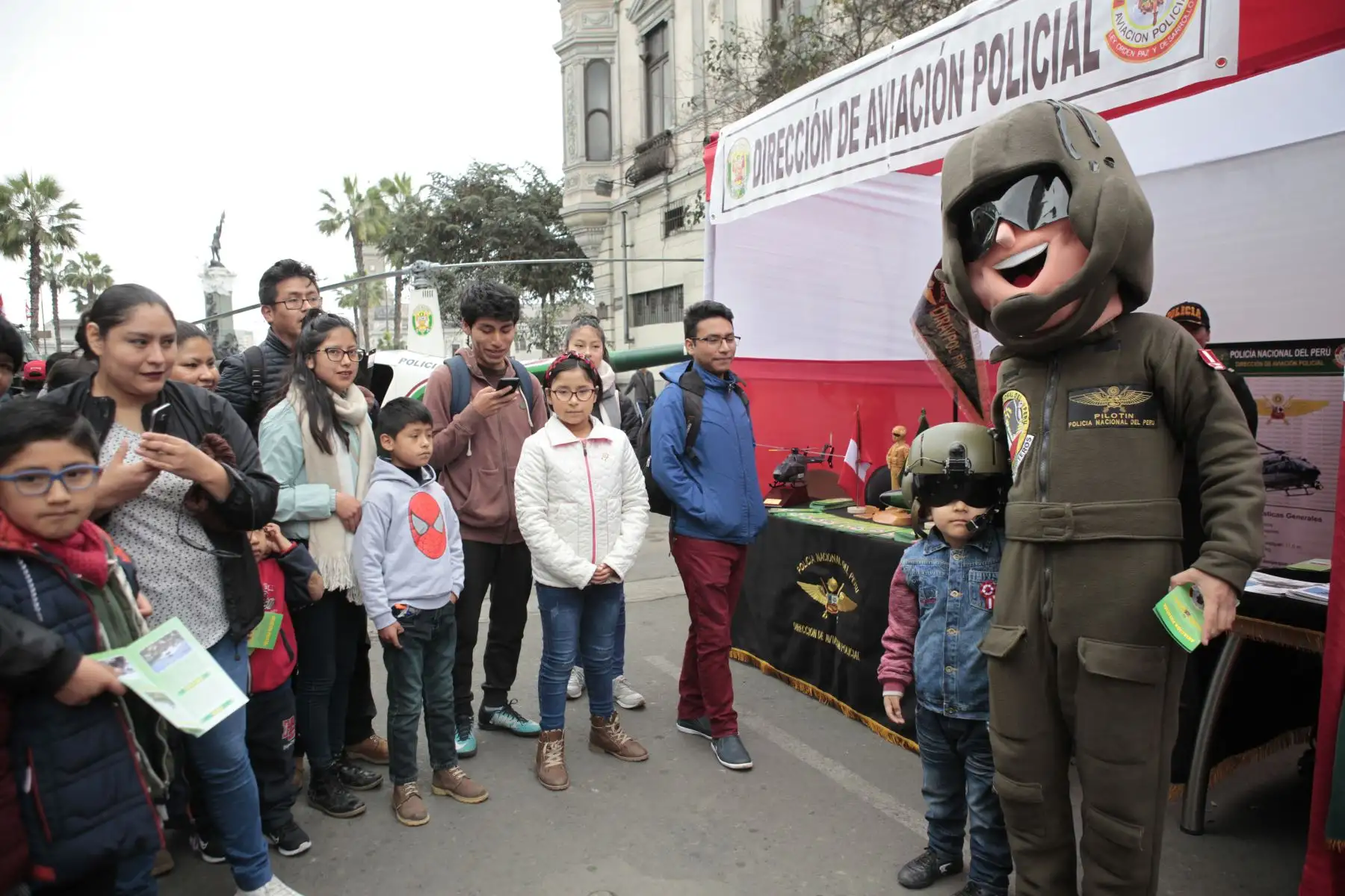 Peruanos celebran parada militar por fiestas patrias en la avenida Brasil.
Foto: ANDINA/Miguel Mejía Castro