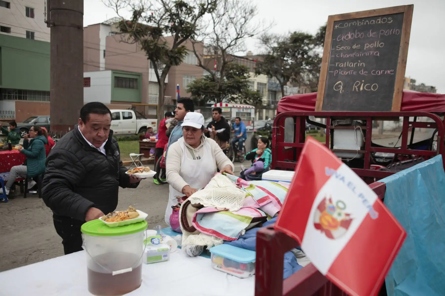 Peruanos celebran parada militar por fiestas patrias en la avenida Brasil.
Foto: ANDINA/Miguel Mejía Castro