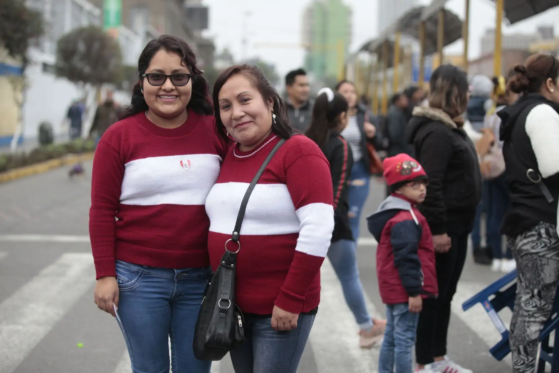 Peruanos celebran parada militar por fiestas patrias en la avenida Brasil.
Foto: ANDINA/Miguel Mejía Castro