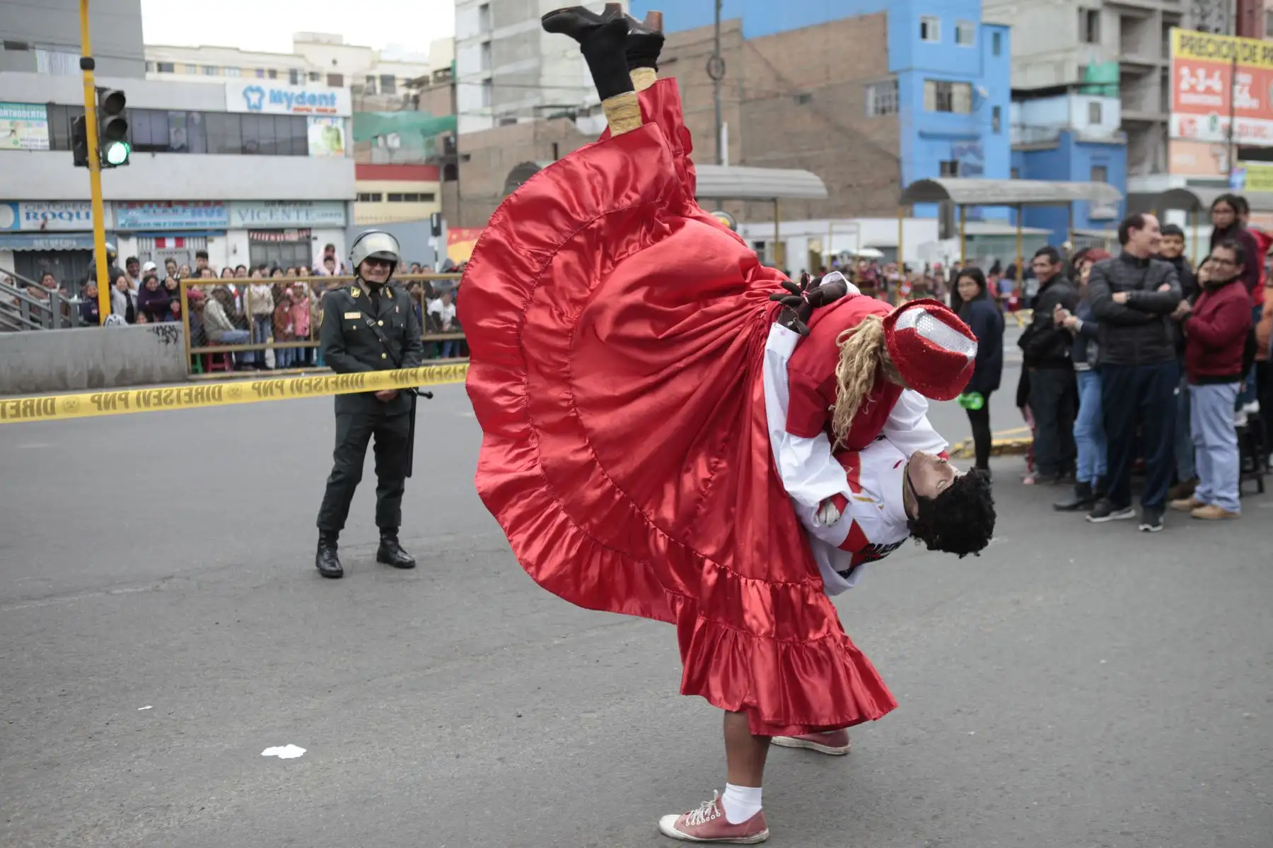 Peruanos celebran parada militar por fiestas patrias en la avenida Brasil.
Foto: ANDINA/Miguel Mejía Castro