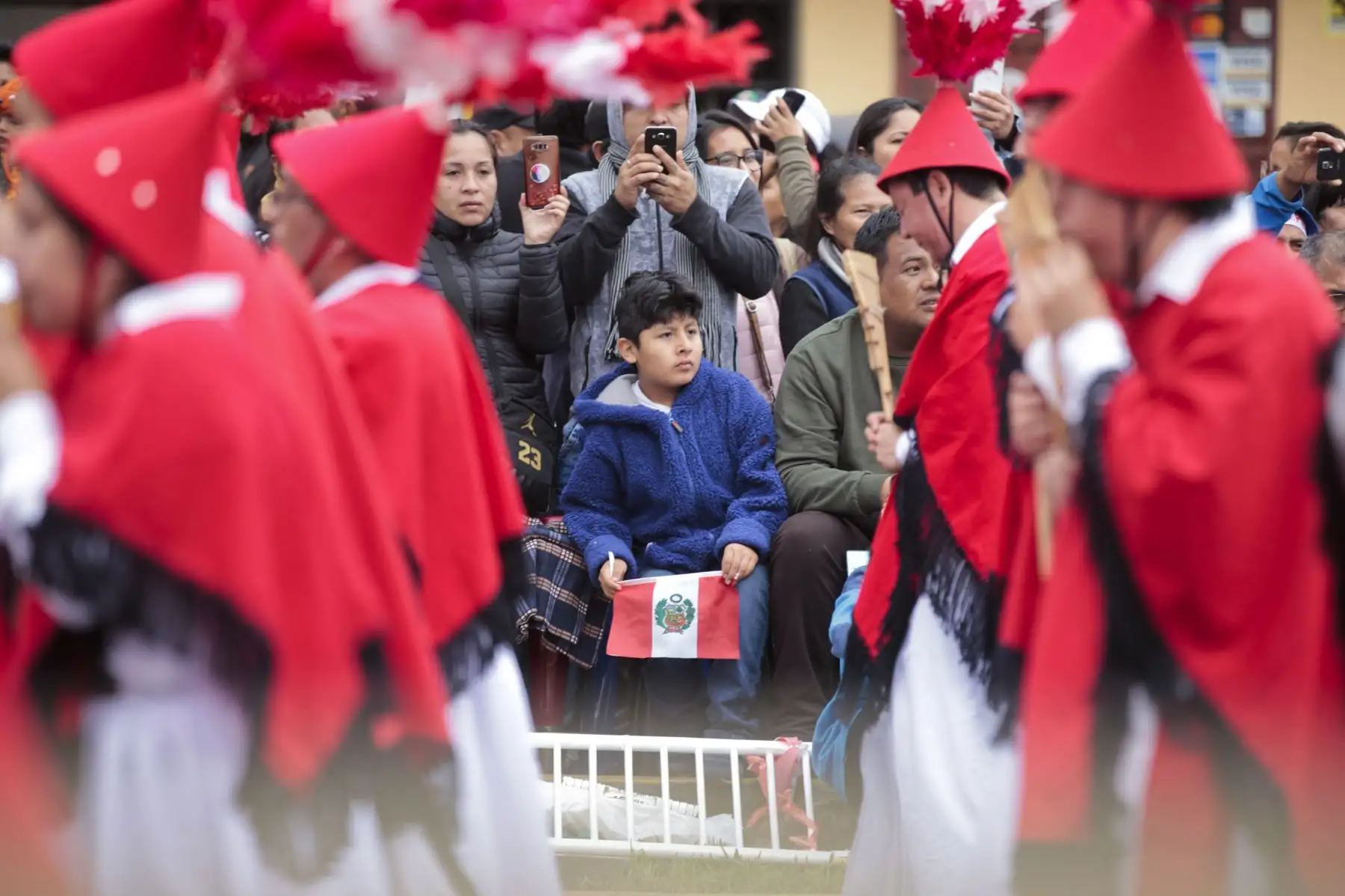 Peruanos celebran parada militar por fiestas patrias en la avenida Brasil.
Foto: ANDINA/Miguel Mejía Castro