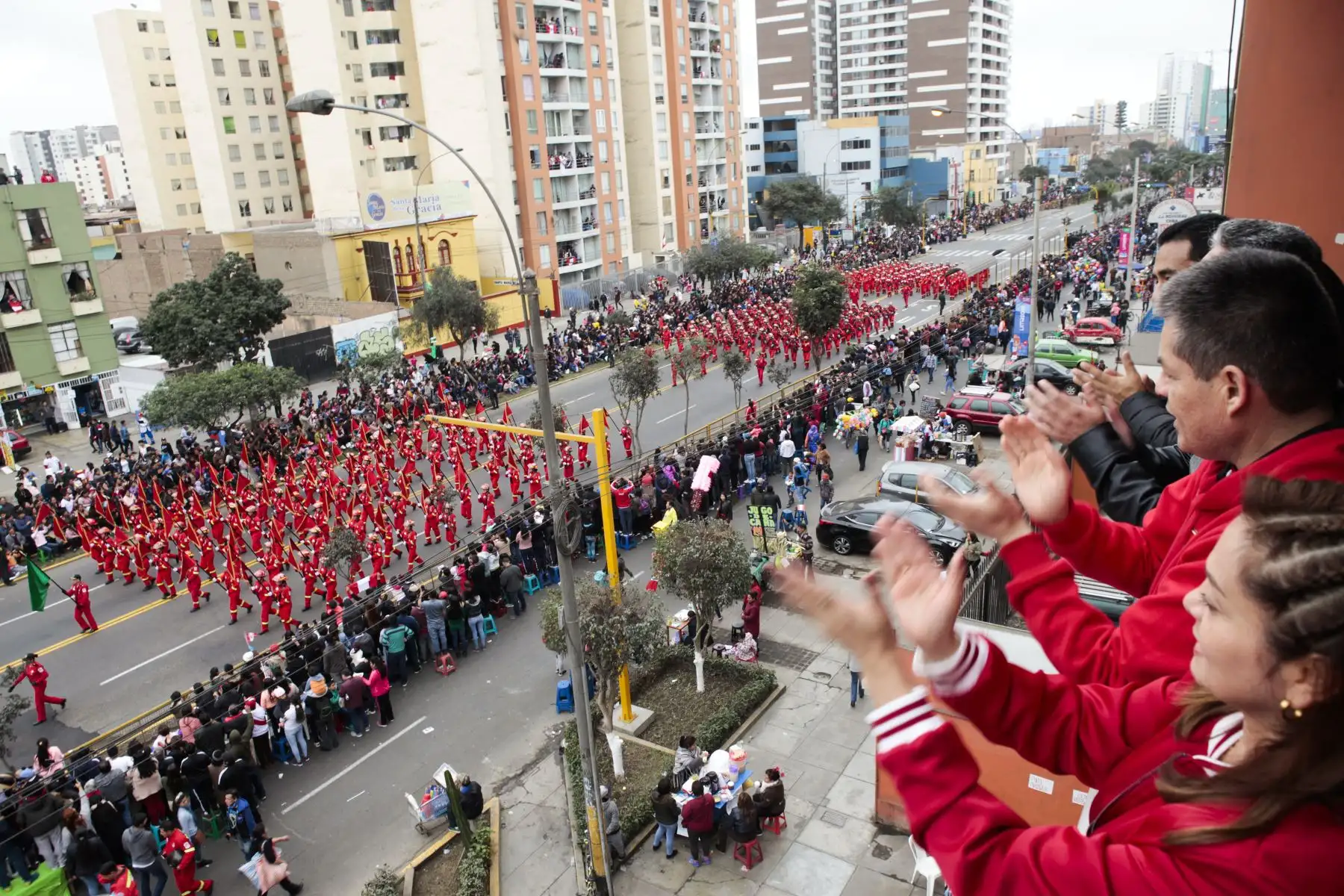 Peruanos celebran parada militar por fiestas patrias en la avenida Brasil.
Foto: ANDINA/Miguel Mejía Castro