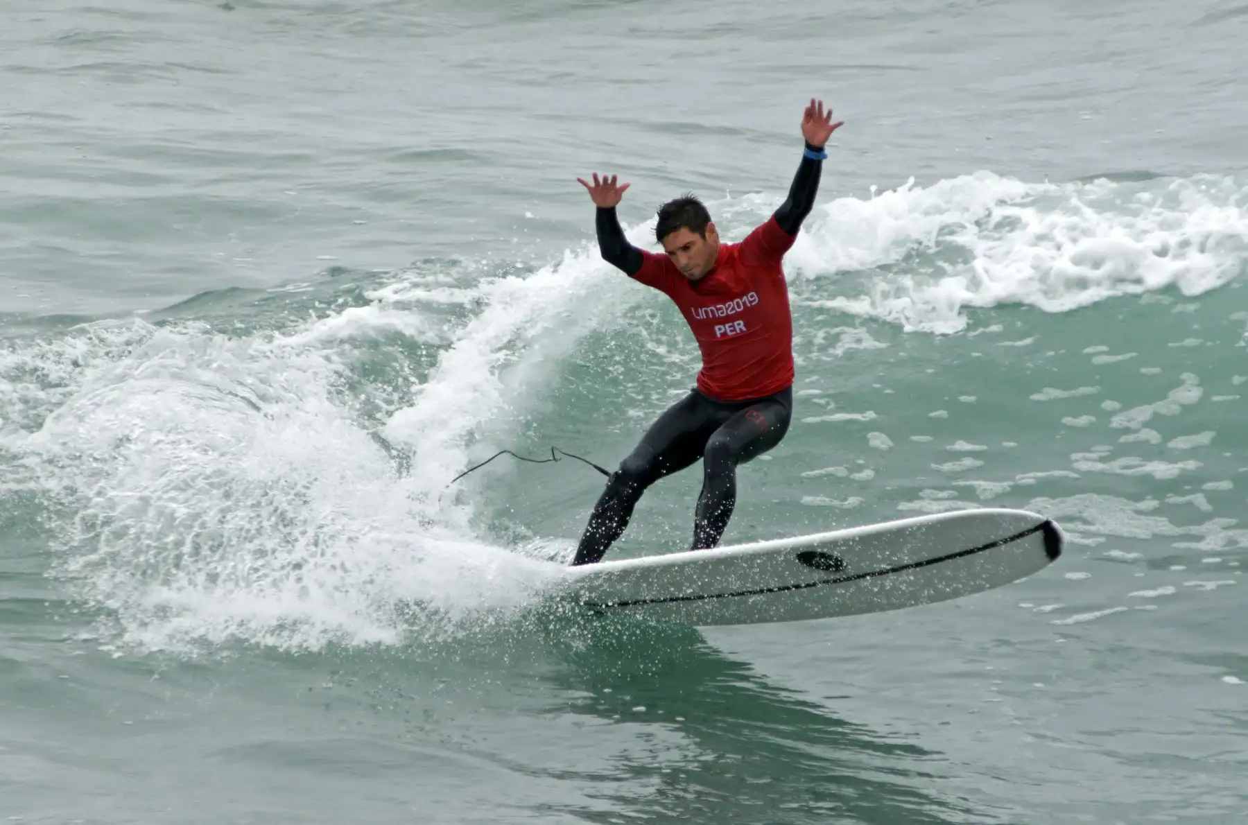 Piccolo Clemente participa en surf,  categoría longboard, pasa a la siguiente fase y mantiene sus  posibilidades de ganar una medalla en los Juegos Panamericanos 2019.
Foto: Lima 2019