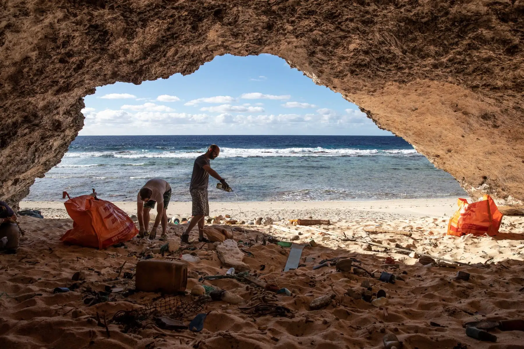 La basura plástica flotante ha inundado la remota isla británica Henderson del Pacífico, una vez considerada como una joya ambiental, y los científicos dicen que se puede hacer poco para salvarla mientras nuestra cultura de usar y tirar persiste. A pesar de su aislamiento extremo, una confluencia anormal de la geografía y las corrientes oceánicas significa que Henderson tiene una de las mayores concentraciones de contaminación plástica en el planeta. AFP
