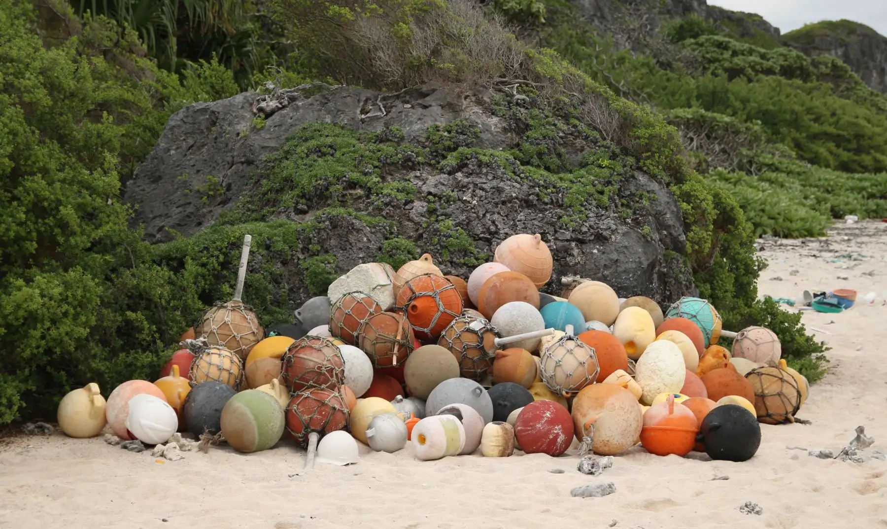 Esta imagen muestra un montón de boyas de pesca recolectadas en una playa en la Isla Henderson, un miembro deshabitado del archipiélago de las Islas Pitcairn en el Océano Pacífico Sur.AFP