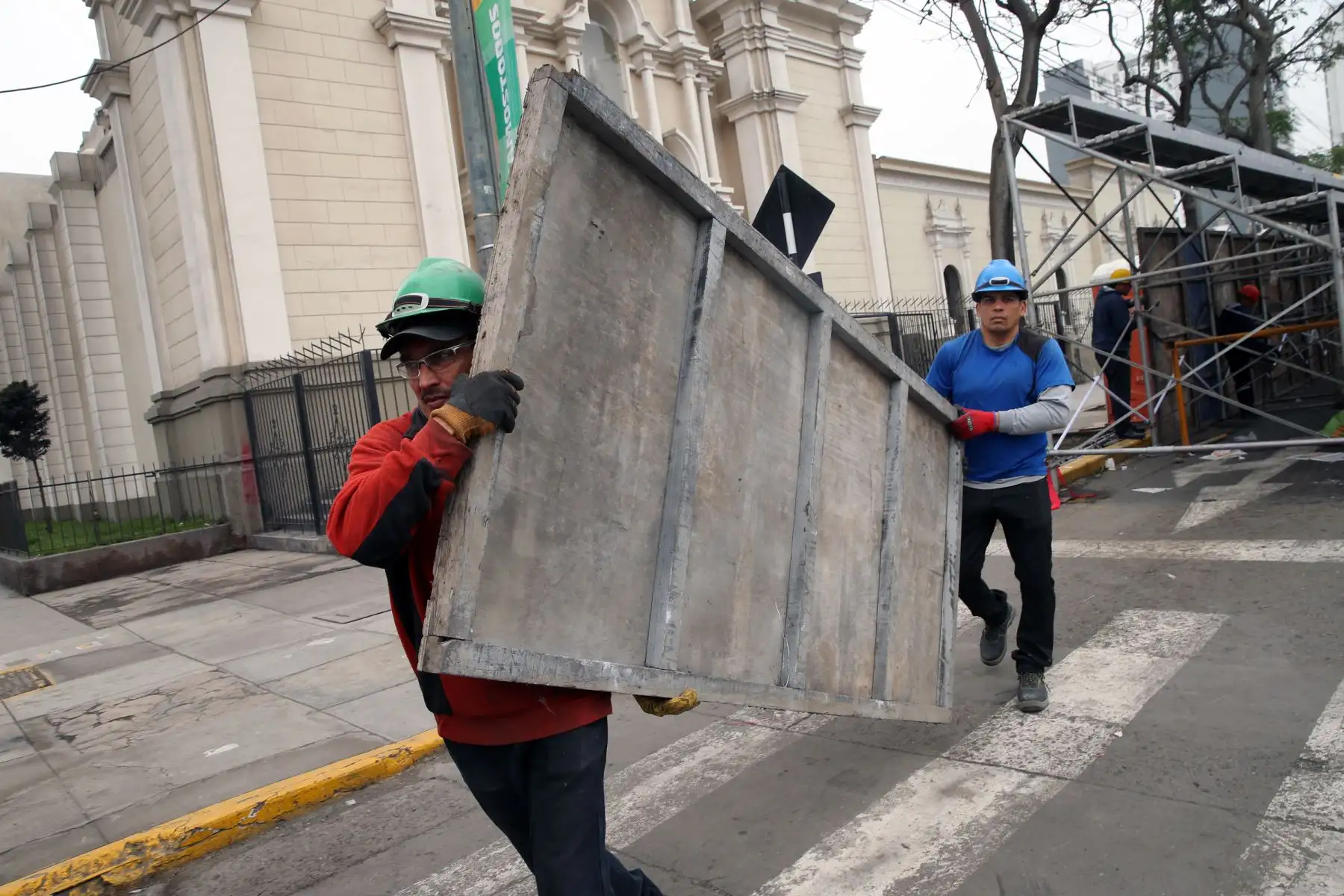 Continua el desarmado de estrados en la Av. Brasil tras el desfile cívico militar. Foto: ANDINA/Norman Córdova