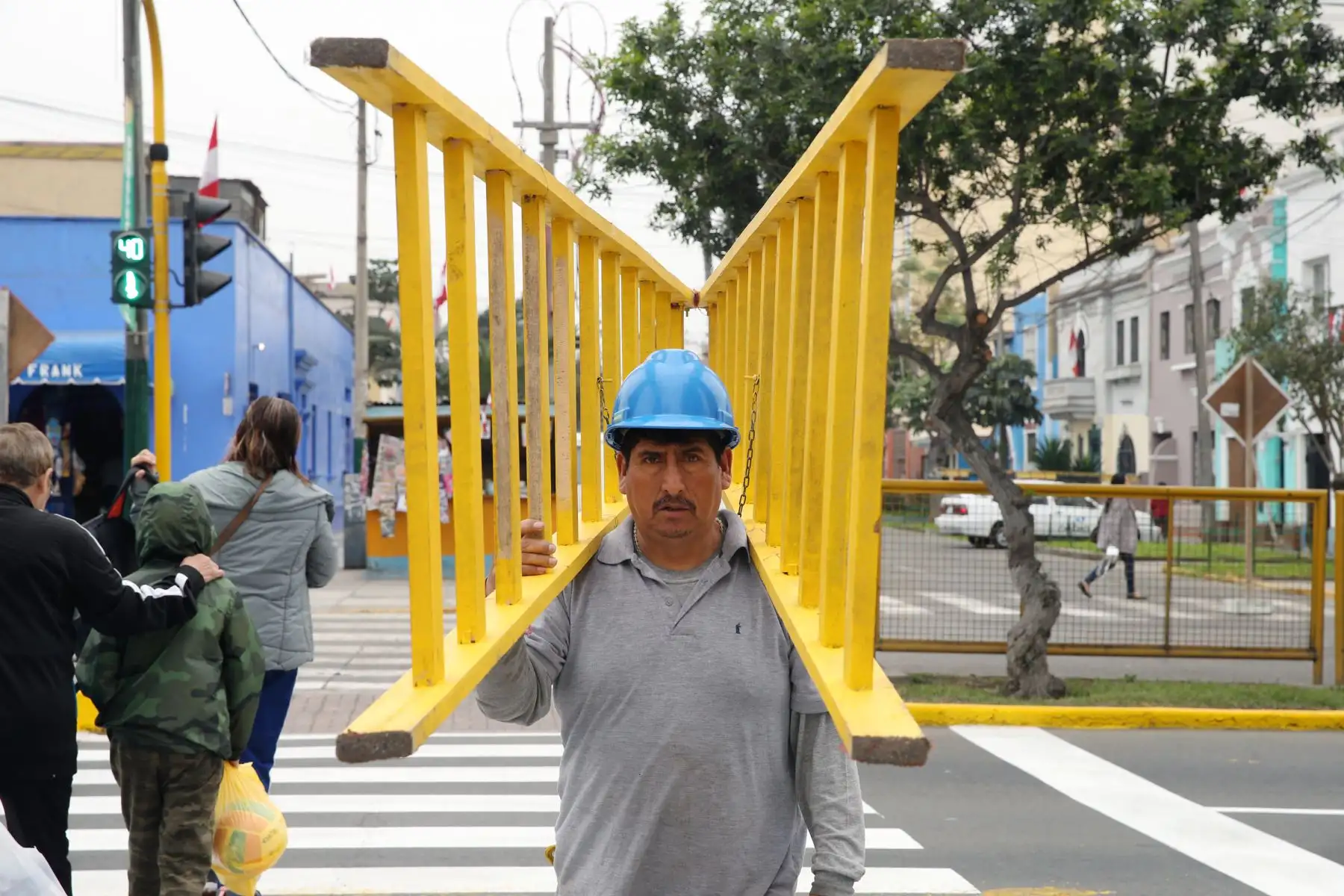 Trabajador carga una escalera durante los trabajos de retiro de estrados en la Av. Brasil. Foto: ANDINA/Norman Córdova