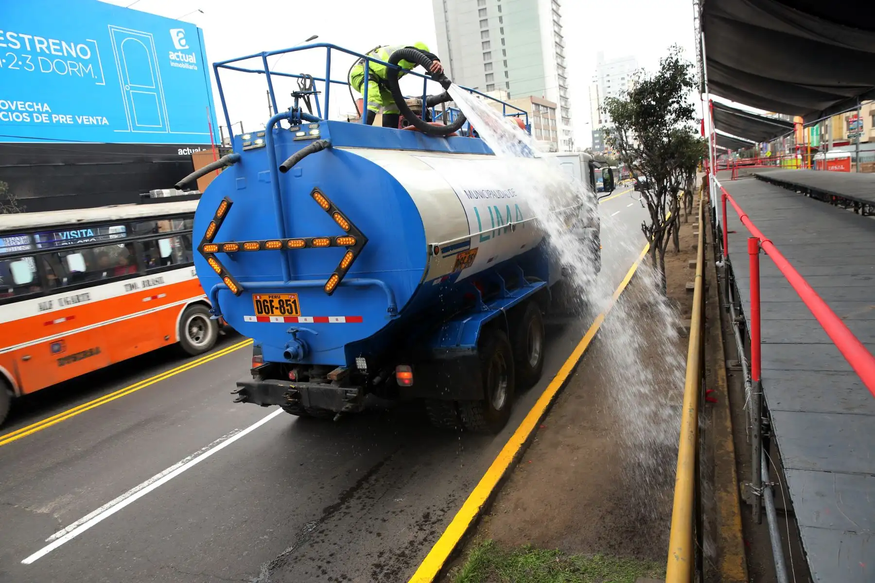 Cisterna de agua colabora con los trabajos de limpieza en la  Av. Brasil. Foto: ANDINA/Norman Córdova