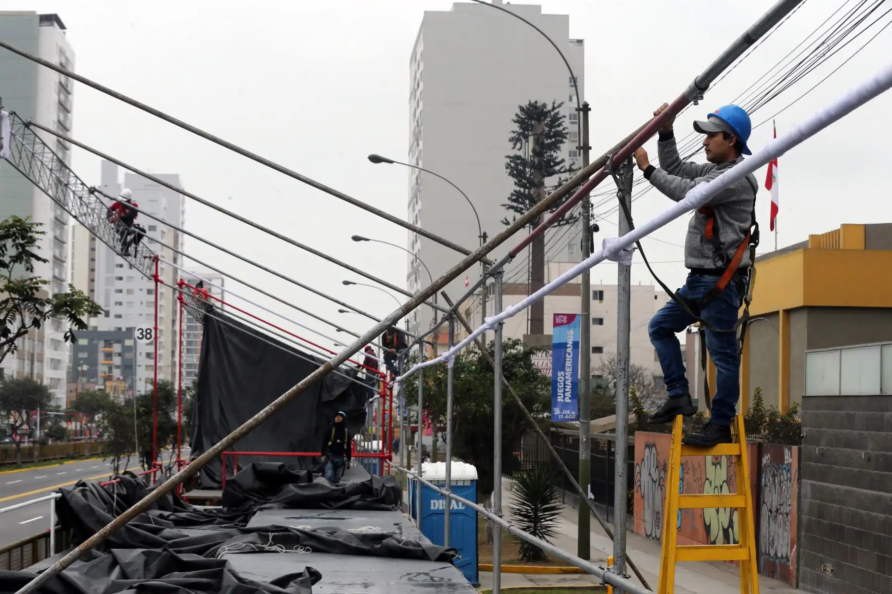 Retiran estrados de la Av Brasil que fueron usados ayer por el público que presenció el desfile por Fiestas Patrias. Foto: ANDINA/Norman Córdova