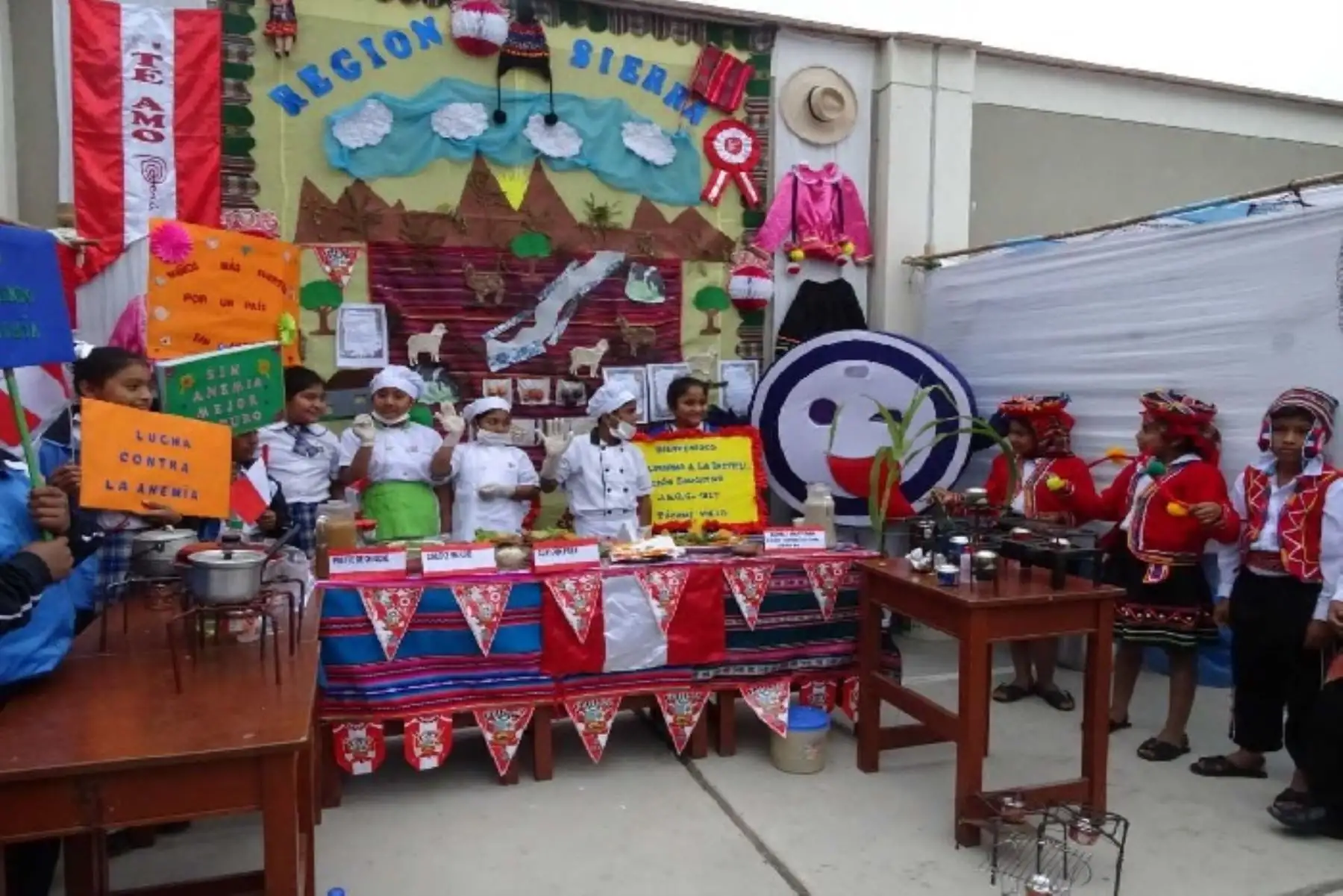 Escolares del centro poblado Túcume Viejo, en la región Lambayeque, expusieron en una feria gastronómica por el aniversario patrio, platos nutritivos que brinda el Ministerio de Desarrollo e Inclusión Social (Midis), a través del Programa Nacional de Alimentación Escolar Qali Warma.