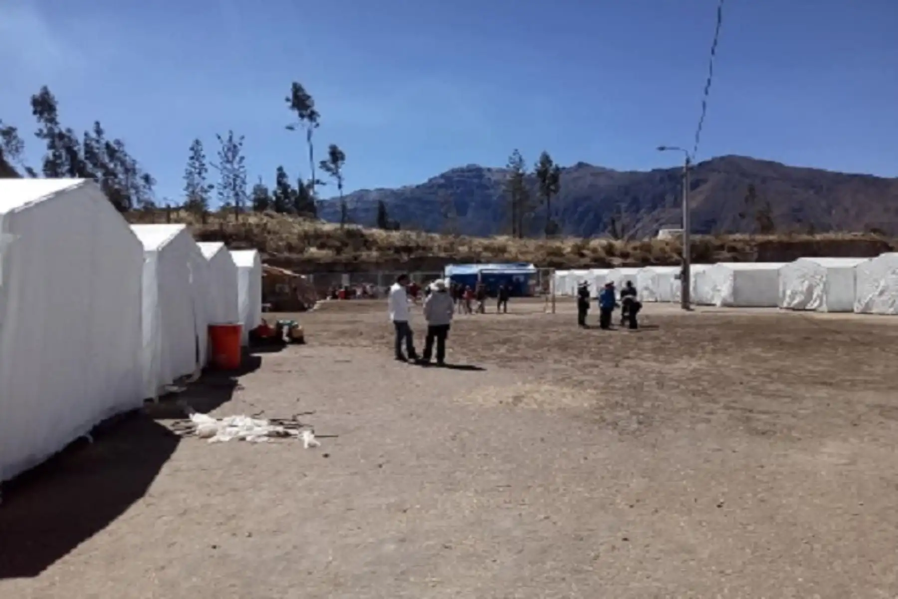 Por encargo del Gobernador Regional de Moquegua, Zenón Cuevas, personal de las diferentes Gerencias Regionales se vienen instalando en el albergue temporal de Anascapa, en el distrito de Ubinas, donde se encuentran los pobladores afectados por las explosiones que registró el volcán ubinas hace unos días.