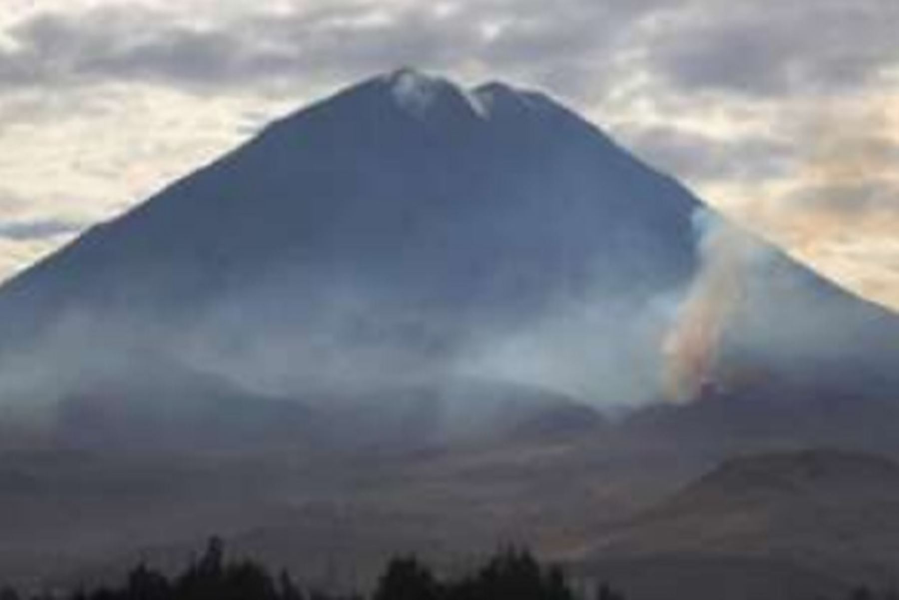 El Centro de Operaciones de Emergencia Regional (COER) Arequipa envió una cuadrilla a la zona donde el 28 de julio e desató el incendio forestal en las faldas del volcán Misti, límite entre los distritos de Miraflores y Mariano Melgar, provincia de Arequipa, con el objetivo de extinguir el fuego.