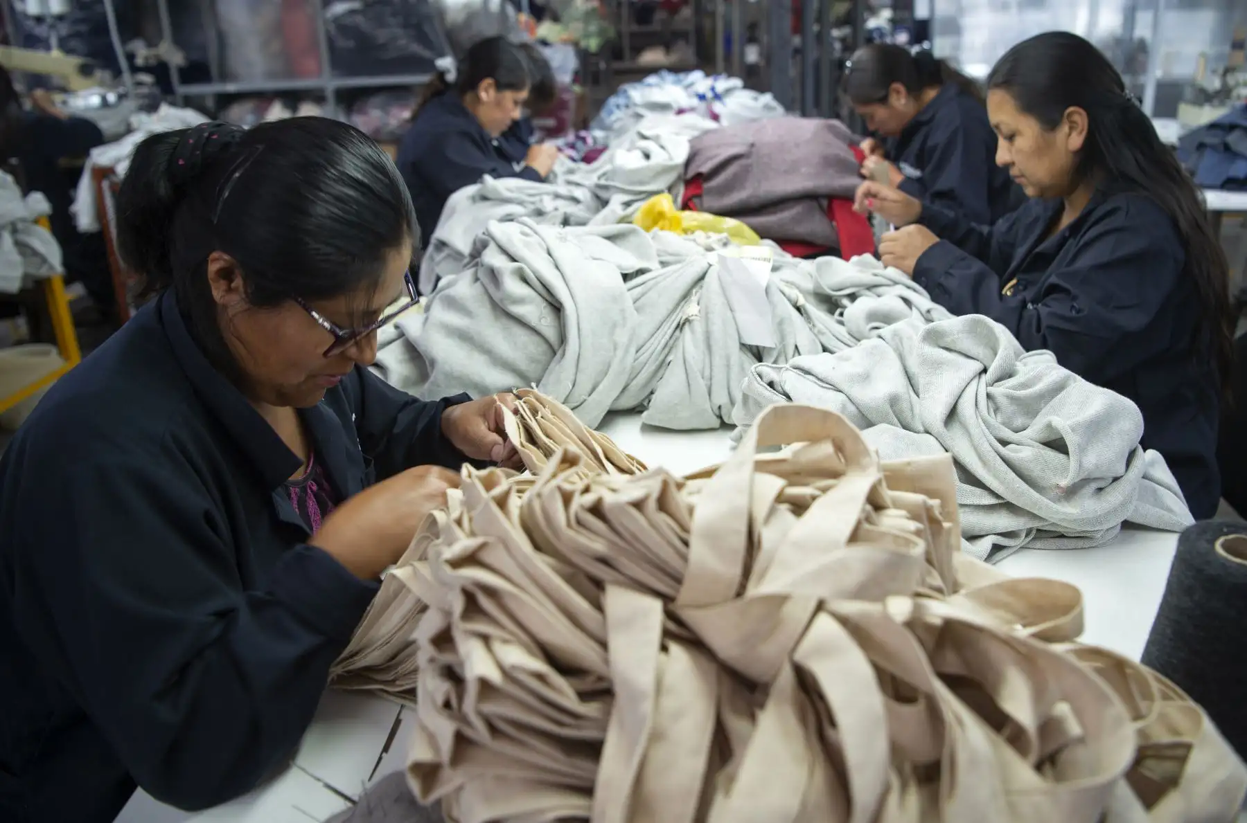 Mujeres trabajan en prendas de lana de alpaca para exportar en un taller en Arequipa. AFP