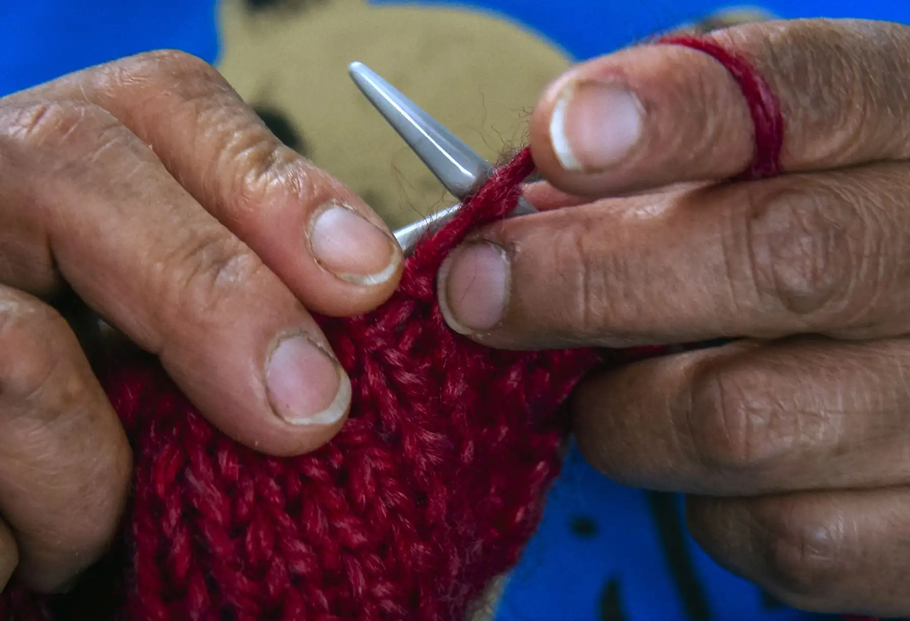 Una mujer teje una prenda de lana de alpaca en un taller en Arequipa. AFP