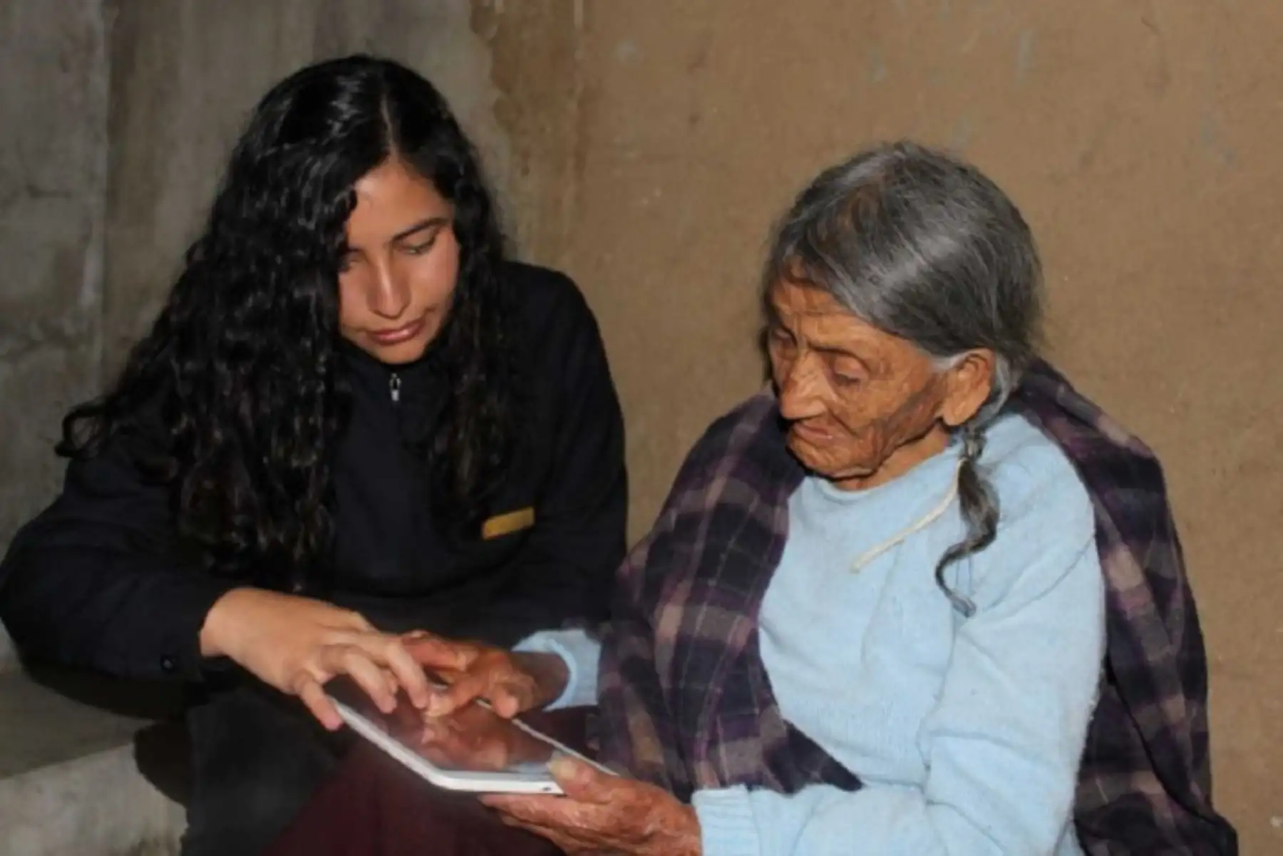 El Ministerio de Desarrollo e Inclusión Social (Midis), a través del Programa Nacional de Asistencia Solidaria Pensión 65, brinda alfabetización a sus usuarios a través del uso de aplicativos y dispositivos electrónicos. En esa línea de acción, en Cajamarca, 27 adultos mayores usuarias del programa aprendieron a leer y escribir usando tablets.
