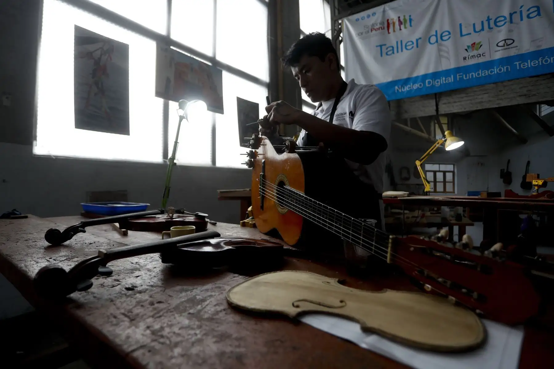 Sinfonía por el Perú, ofrece taller de luteria, donde aprenden la construcción de instrumentos de cuerda como el violín, chelo y guitarra. Foto: ANDINA/Josue Ramos