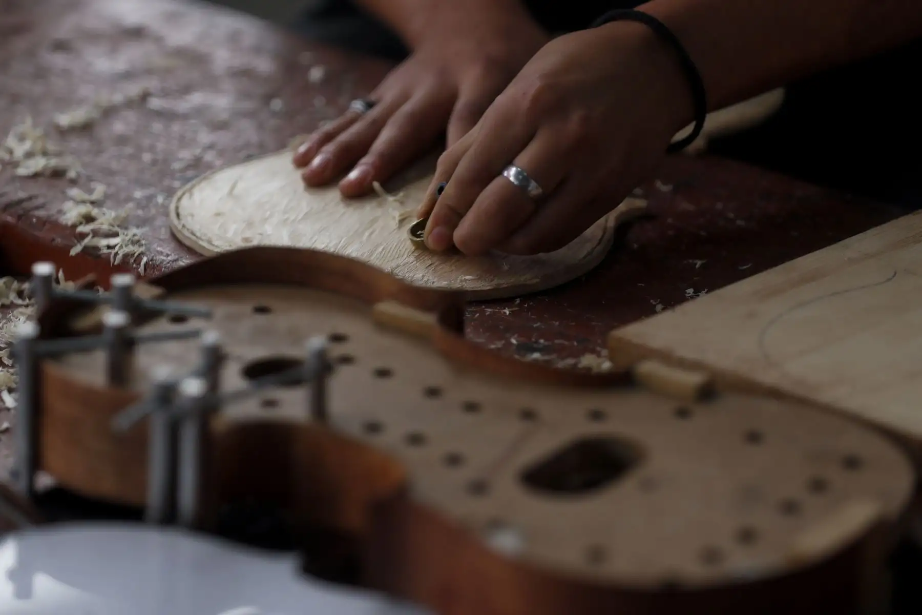 Sinfonía por el Perú, ofrece taller de luteria, donde aprenden la construcción de instrumentos de cuerda como el violín, chelo y guitarra. Foto: ANDINA/Josue Ramos