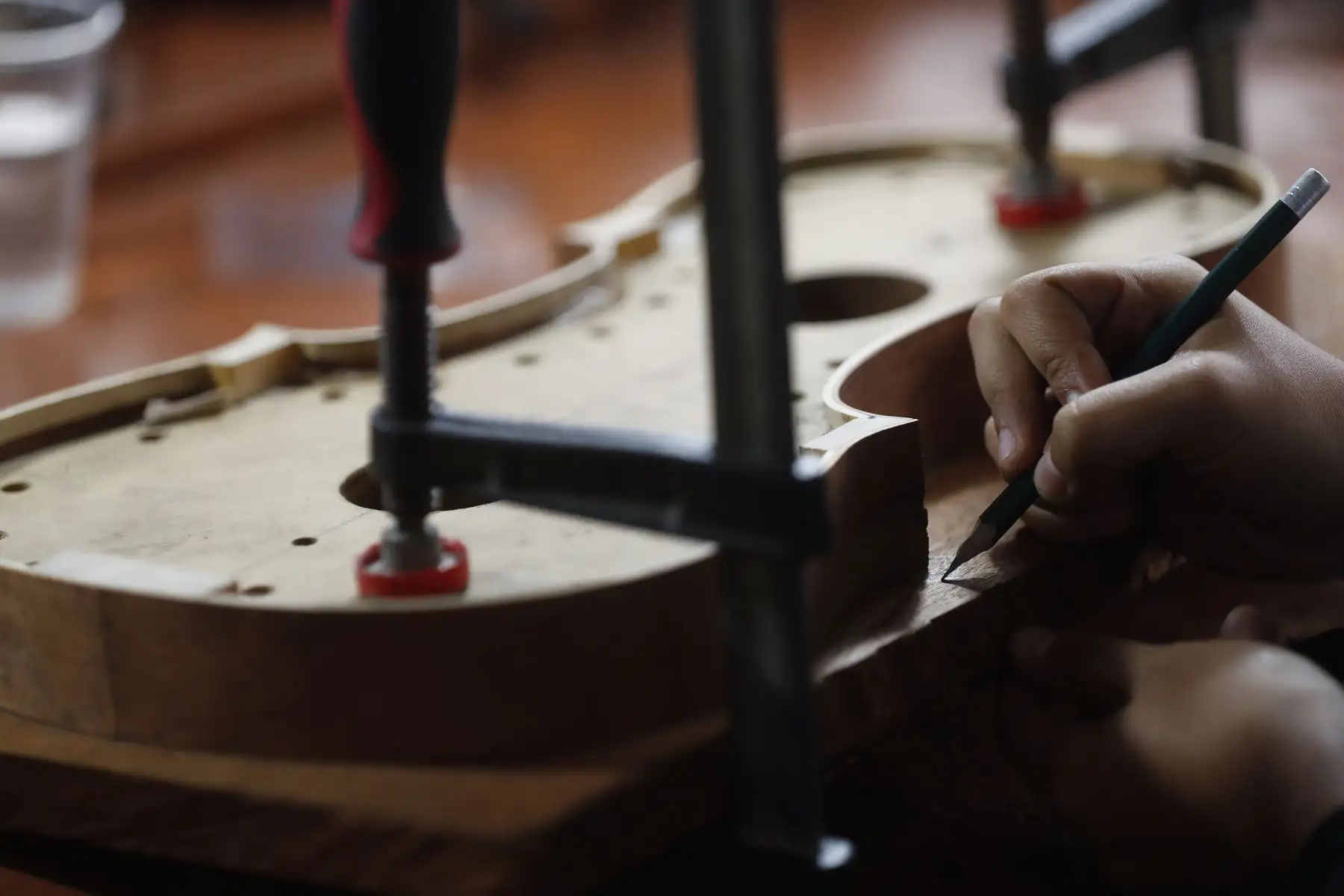 Sinfonía por el Perú, ofrece taller de luteria, donde aprenden la construcción de instrumentos de cuerda como el violín, chelo y guitarra. Foto: ANDINA/Josue Ramos