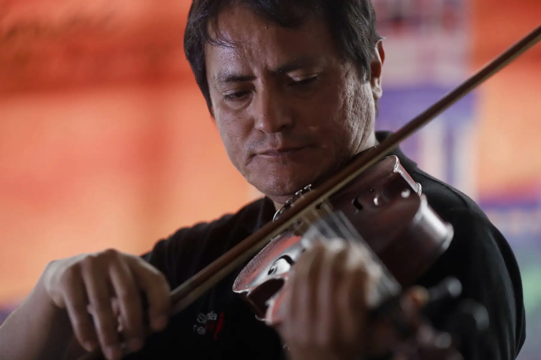 Carlos Gorveña Salles, tutor de Sinfonía por el Perú, ofrece taller de luteria, donde aprenden la construcción de instrumentos de cuerda como el violín, chelo y guitarra. Foto: ANDINA/Josue Ramos