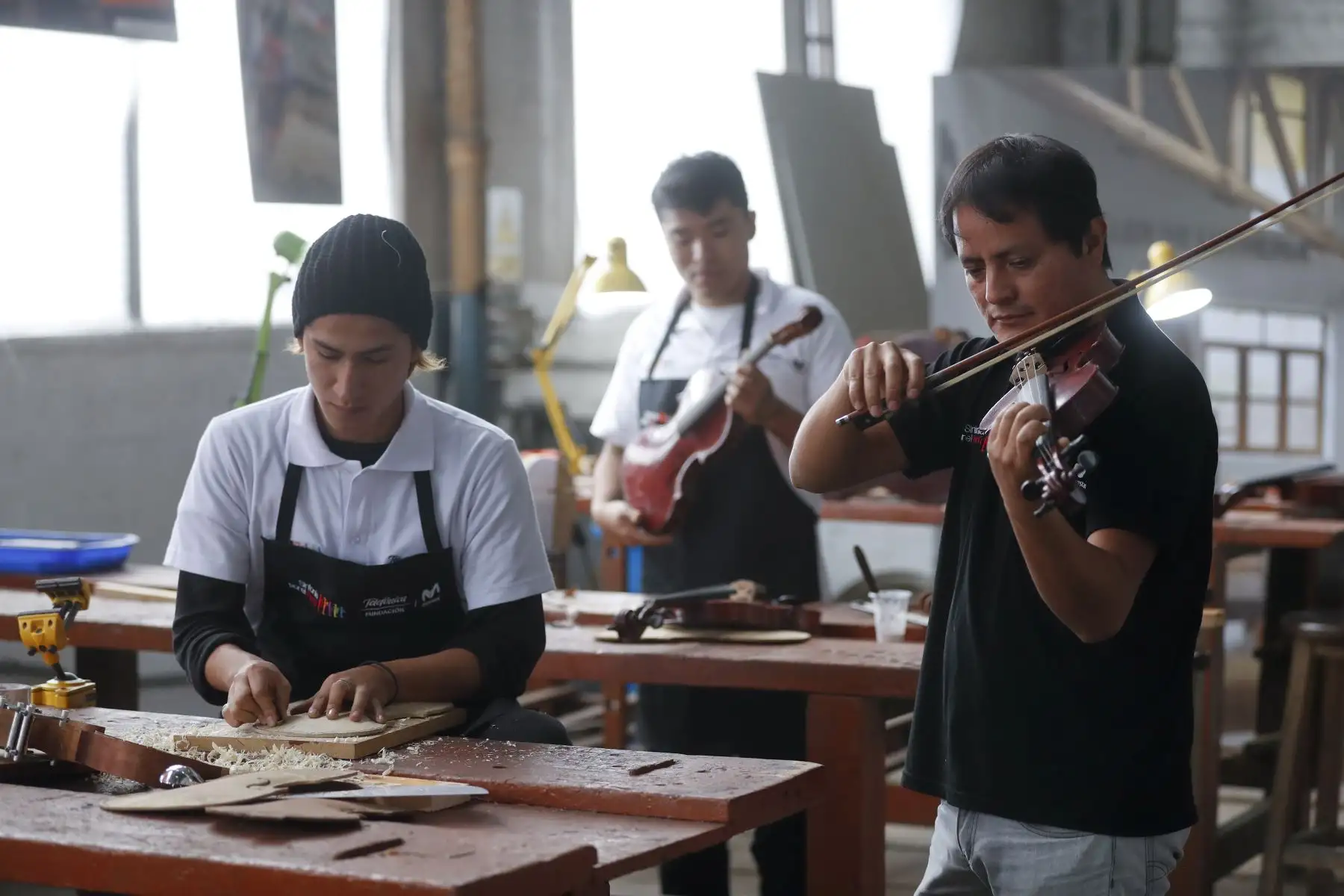 Sinfonía por el Perú, ofrece taller de luteria, donde aprenden la construcción de instrumentos de cuerda como el violín, chelo y guitarra. Foto: ANDINA/Josue Ramos