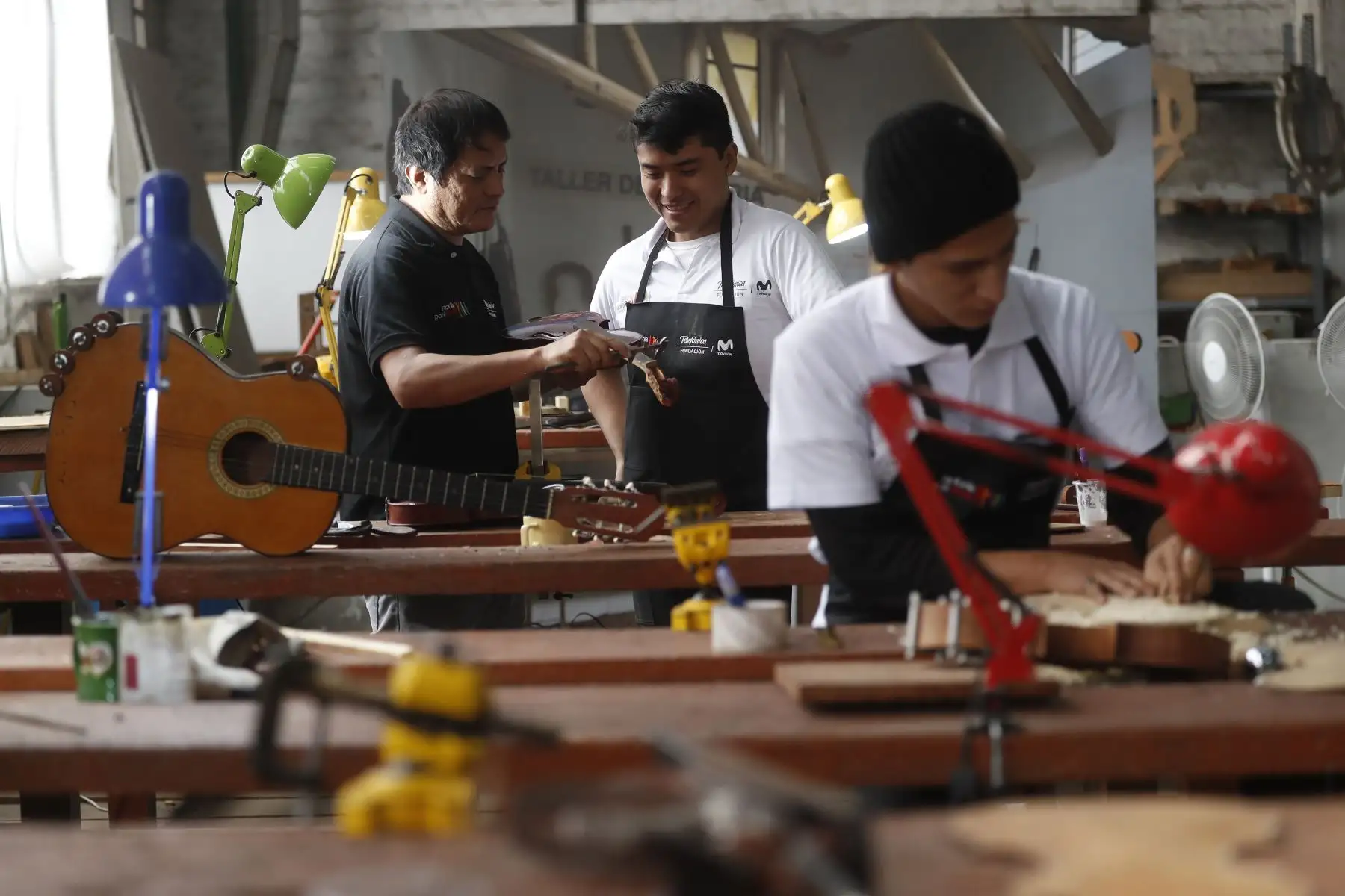 Sinfonía por el Perú, ofrece taller de luteria, donde aprenden la construcción de instrumentos de cuerda como el violín, chelo y guitarra. Foto: ANDINA/Josue Ramos