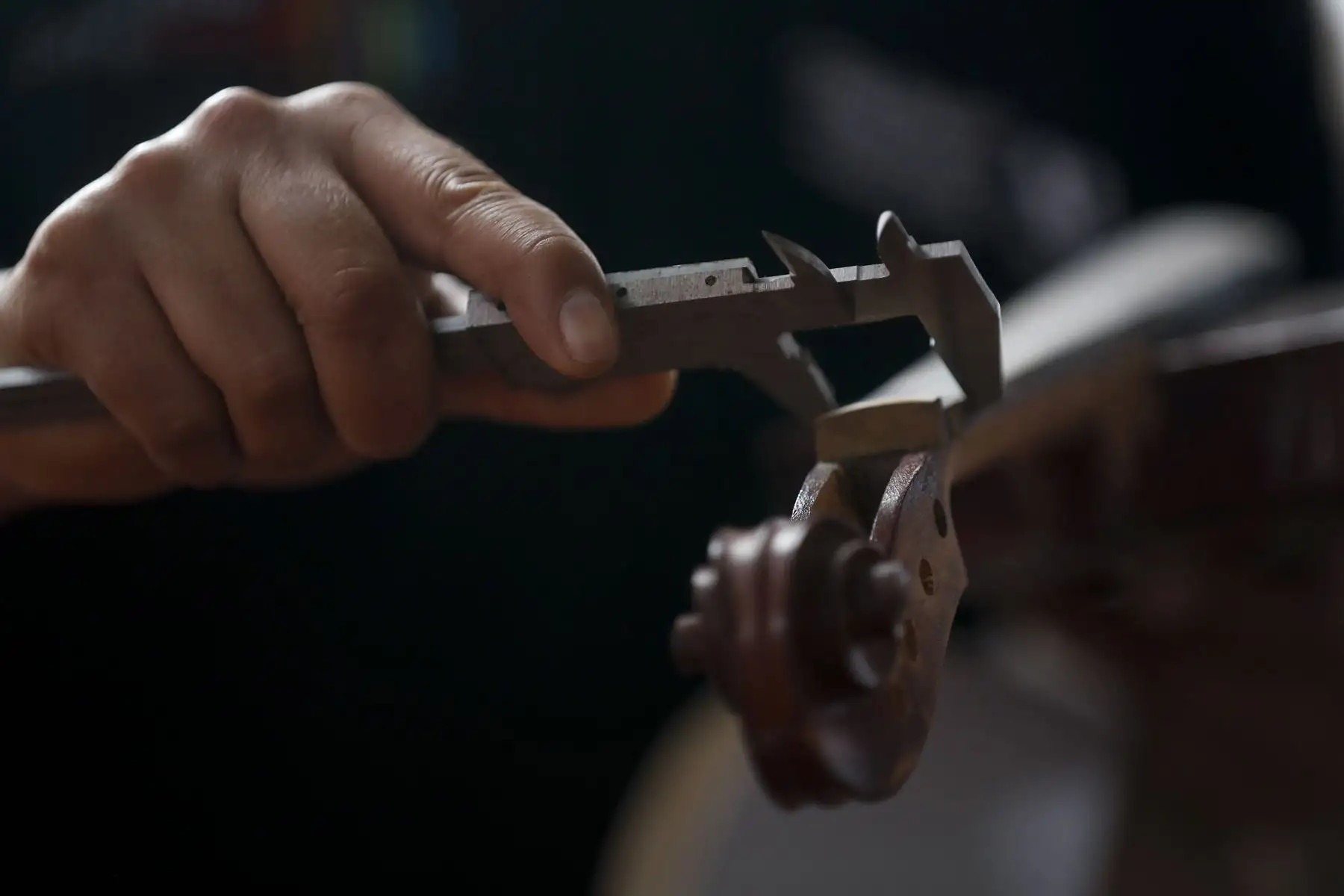 Sinfonía por el Perú, ofrece taller de luteria, donde aprenden la construcción de instrumentos de cuerda como el violín, chelo y guitarra. Foto: ANDINA/Josue Ramos