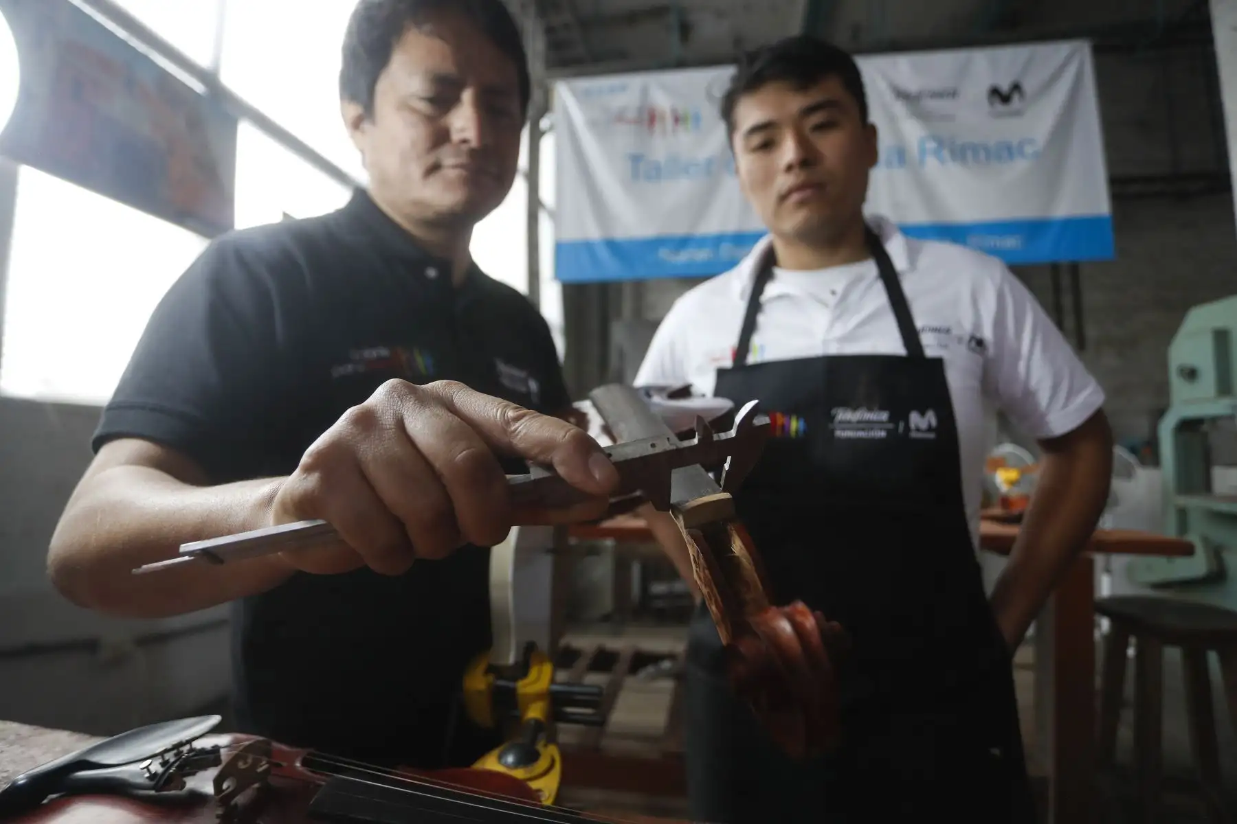 Sinfonía por el Perú, ofrece taller de luteria, donde aprenden la construcción de instrumentos de cuerda como el violín, chelo y guitarra. Foto: ANDINA/Josue Ramos