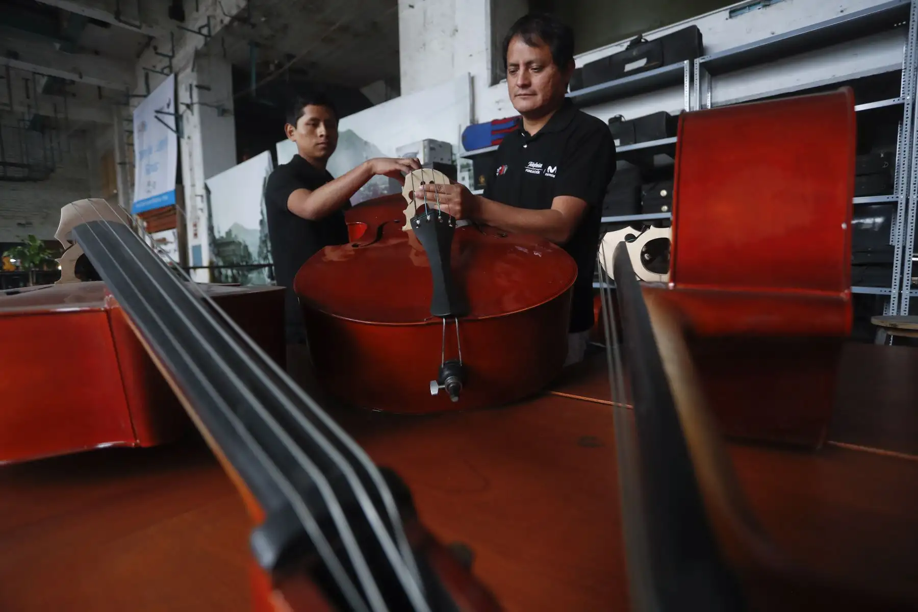 Armando Yuca y Carlos Gorveña, tutor de Sinfonía por el Perú, ofrece taller de luteria, donde aprenden la construcción de instrumentos de cuerda como el violín, chelo y guitarra. Foto: ANDINA/Josue Ramos