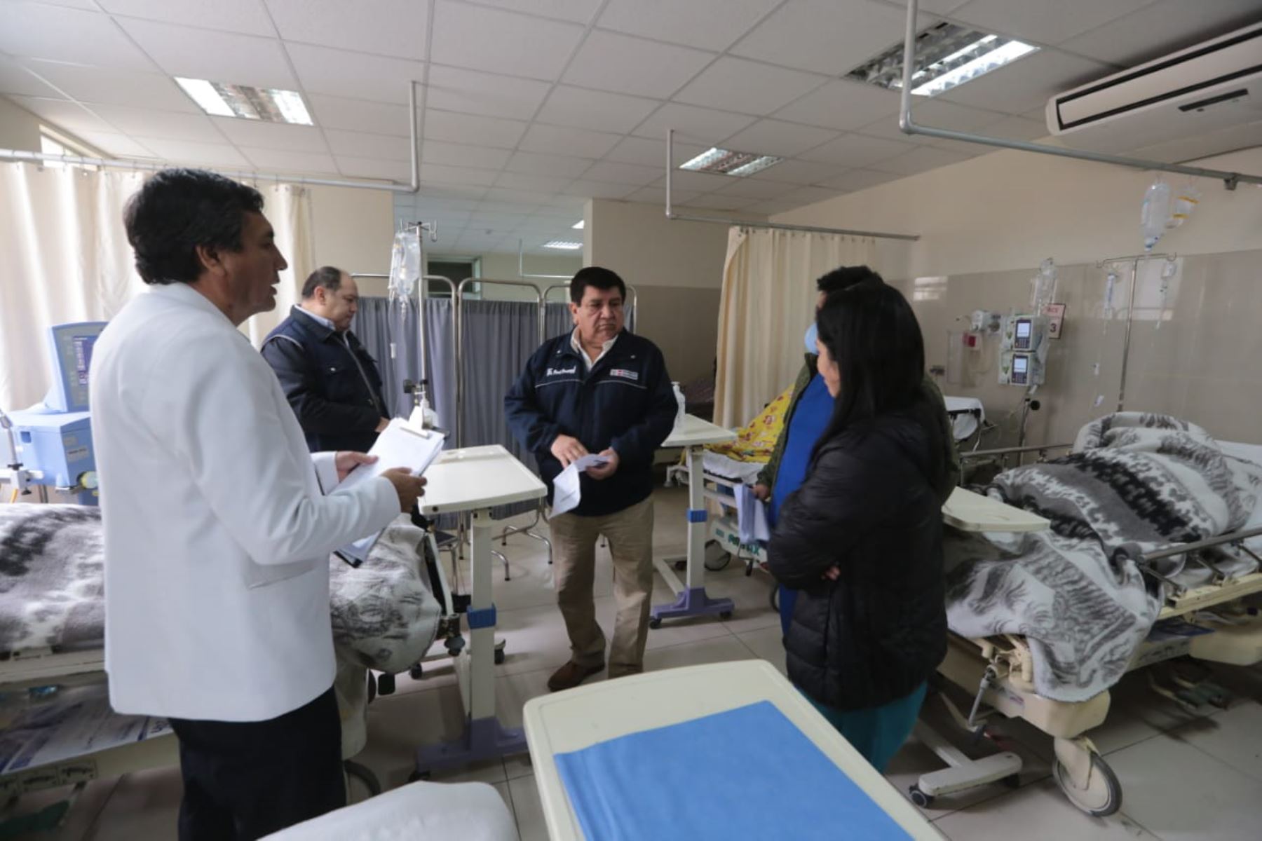 El viceministro de Prestaciones y Aseguramiento en Salud, Alfredo Broggi Angulo. visitó a los dos heridos del accidente en la carretera Lima-Canta, que se recuperan en el hospital Sergio Bernales.