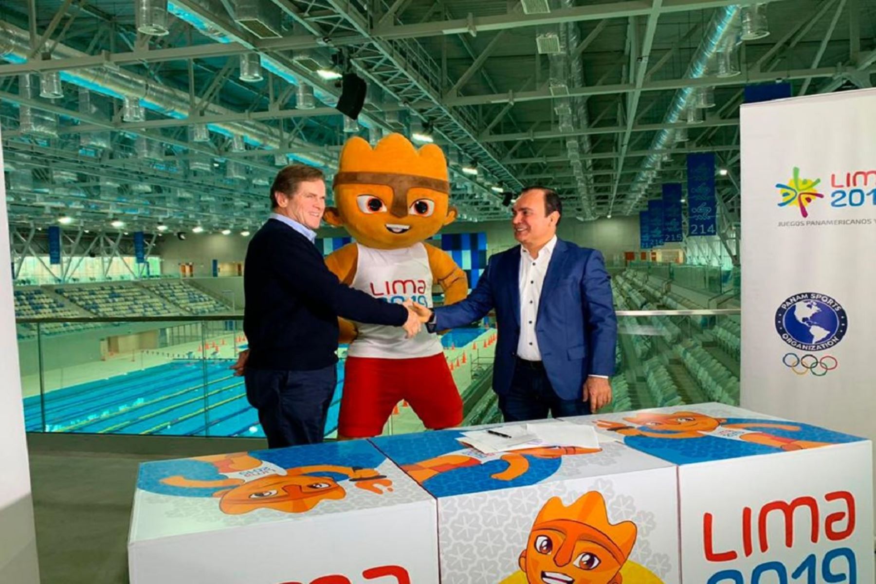 Carlos Neuhaus, presidente de Copal y Jorge Zegarra, presidente de Petramás, durante la firma del acuerdo de apoyo a los juegos panamericanos.