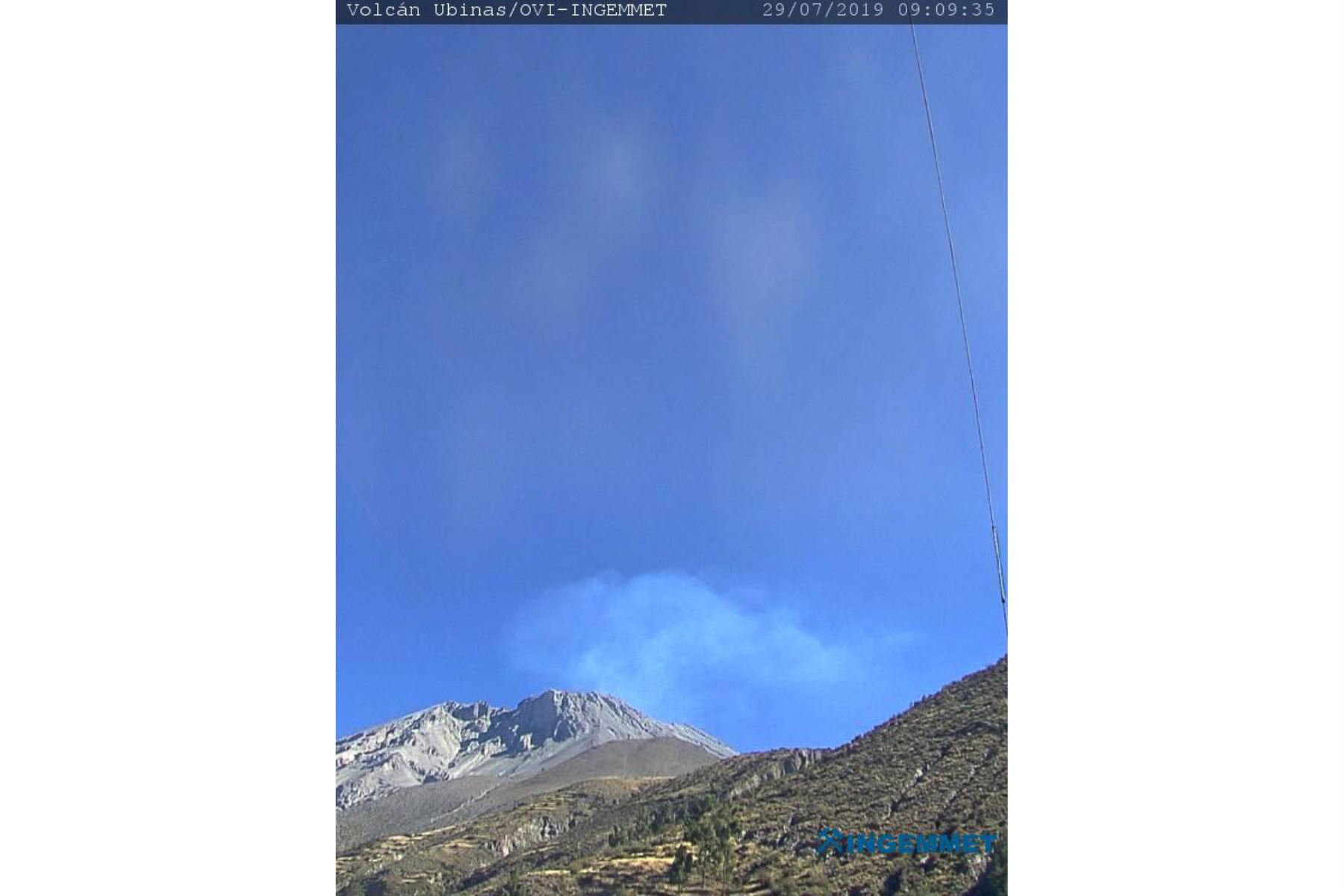 El Ubinas ha emitido gases volcánicos azulinos que alcanzaron hasta 2,000 metros de altura sobre la cima del macizo. Foto: Cortesía Ingemmet