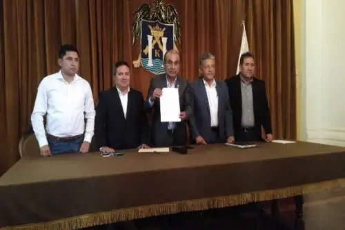 La propuesta de reforma constitucional para adelantar las elecciones generales al 2020, formulada por el presidente de la República, Martín Vizcarra, fue respaldada por seis alcaldes de la provincia de Trujillo, en la región La Libertad, quienes firmaron un pronunciamiento público esta mañana.