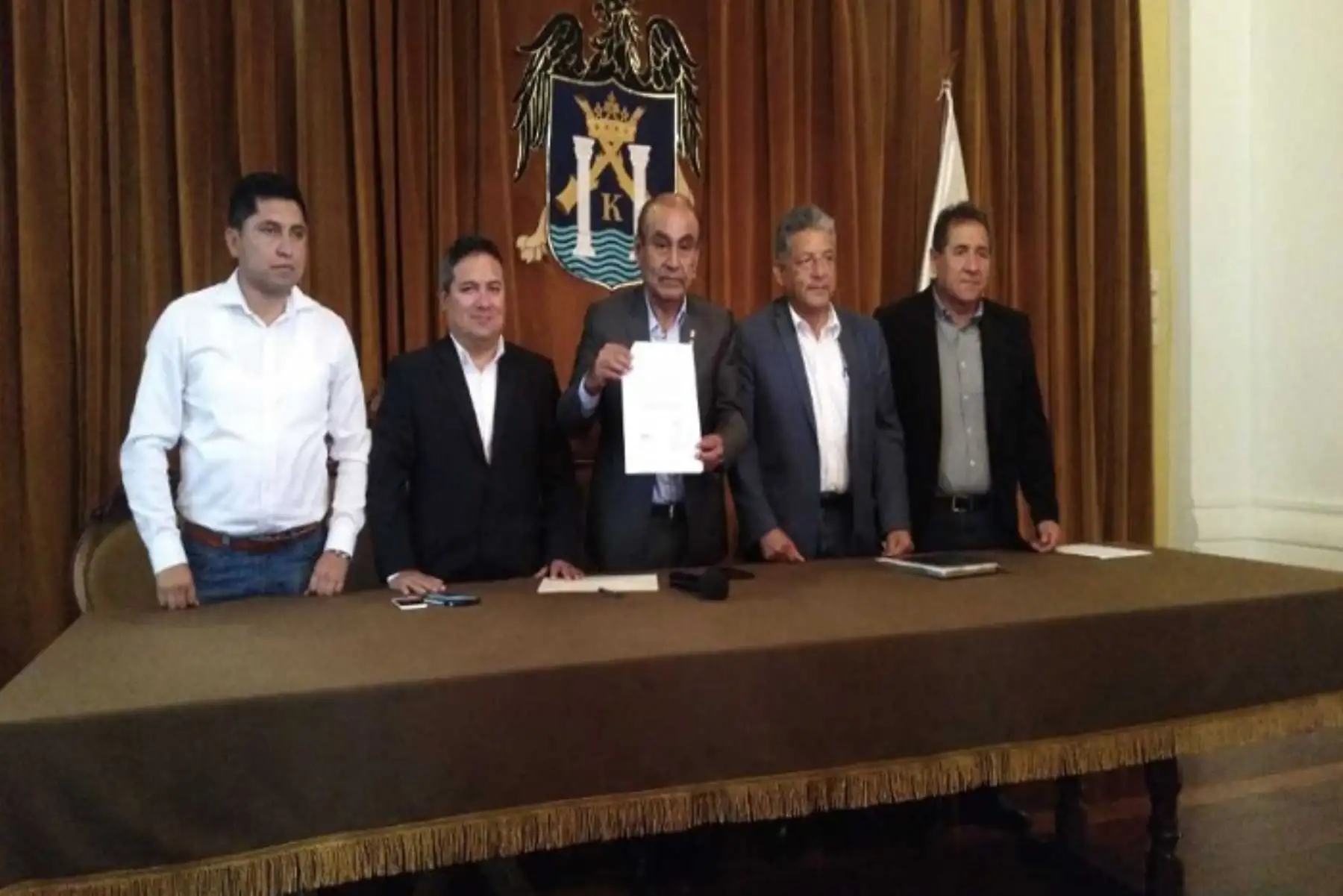 La propuesta de reforma constitucional para adelantar las elecciones generales al 2020, formulada por el presidente de la República, Martín Vizcarra, fue respaldada por seis alcaldes de la provincia de Trujillo, en la región La Libertad, quienes firmaron un pronunciamiento público esta mañana.