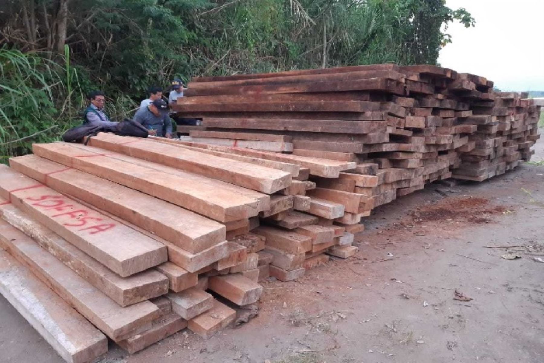 En tres operativos por tráfico ilícito de productos forestales maderables en Cusco, Huánuco y Ucayali se incautó madera de varias especies y se detuvo a implicados.