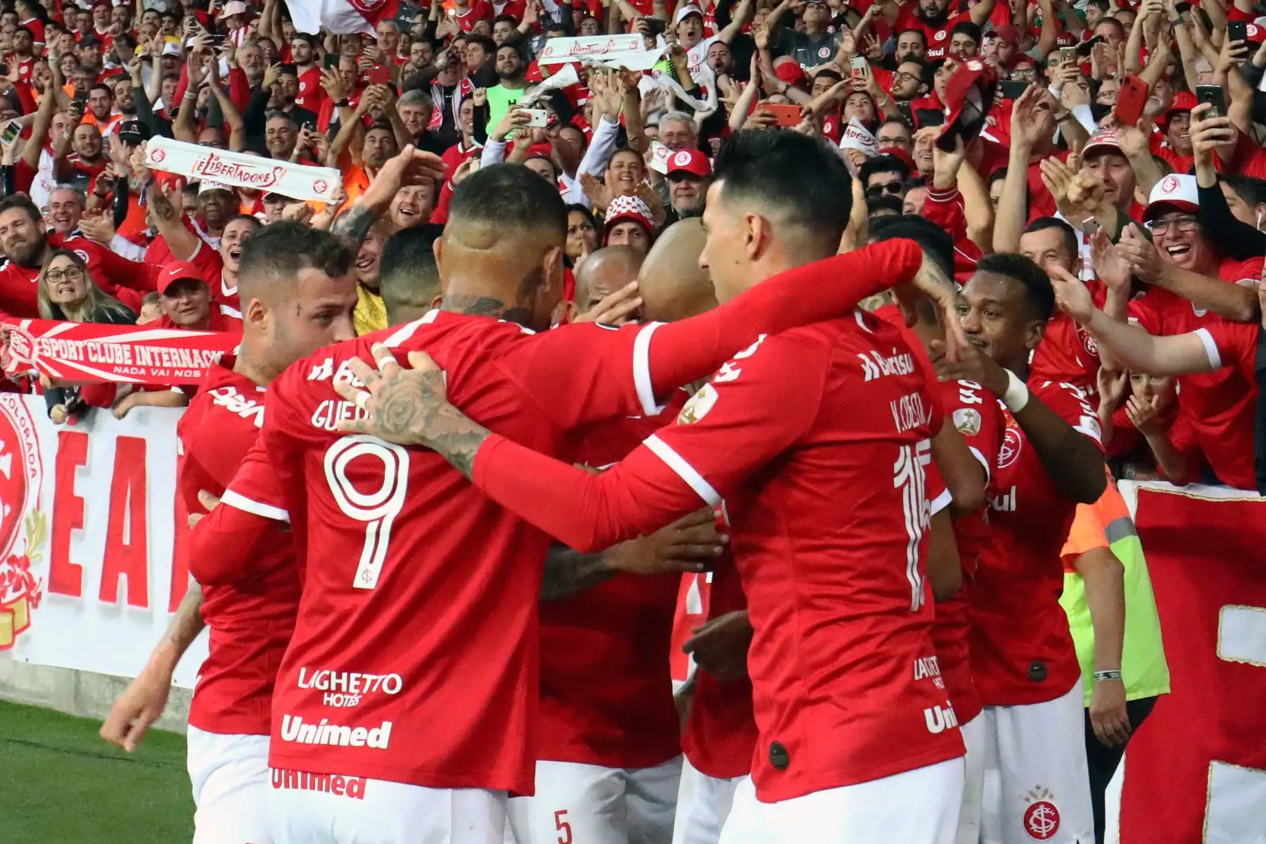 El internacional brasileño Rodrigo Moledo (C) celebra con sus compañeros de equipo después de anotar contra el Nacional de Uruguay durante un partido de fútbol de la Copa Libertadores 2019.
Foto: AFP
