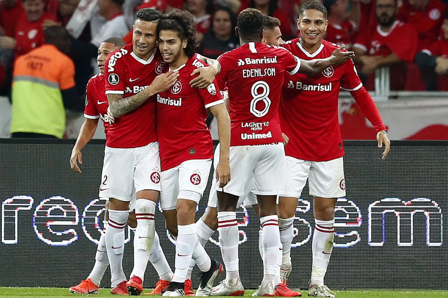 El peruano Paolo Guerrero (R) de Brazilian Internacional celebra con sus compañeros de equipo después de anotar contra el Nacional de Uruguay durante un partido de fútbol de la Copa Libertadores 2019.
Foto:AFP