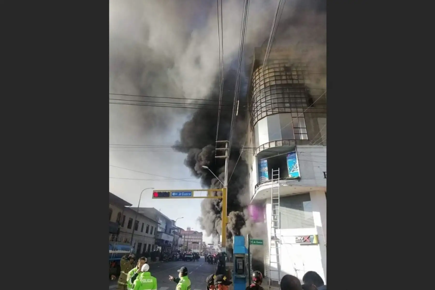Incendio afecta edificio en el centro de la ciudad de Huancayo. Foto: EPA Noticias