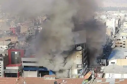 Hasta el momento, cuatro heridos y cuantiosos daños materiales deja voraz incendio que se registró en el edificio donde funciona la Galería Informática Panda, que se ubica en la intersección de la calle Real y el jirón Cuzco, en el Cercado de la ciudad de Huancayo, en la región Junín.