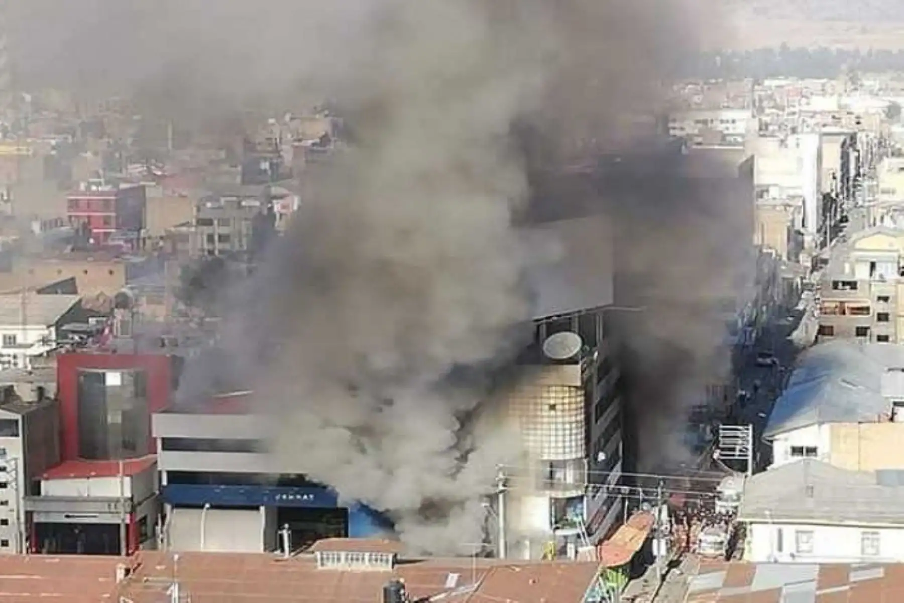 Hasta el momento, cuatro heridos y cuantiosos daños materiales deja voraz incendio que se registró en el edificio donde funciona la Galería Informática Panda, que se ubica en la intersección de la calle Real y el jirón Cuzco, en el Cercado de la ciudad de Huancayo, en la región Junín.