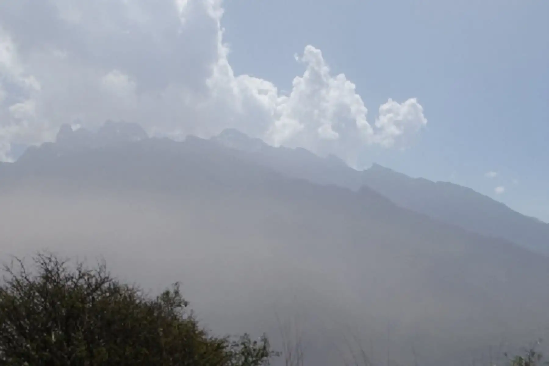 Ante los deslizamientos que ocasionan continuas y densas polvaredas en el cerro Chamanayoc, ubicado en la localidad de Llactabamba, distrito de Huancarama, en la provincia de Andahuaylas, región Apurímac, las autoridades recomiendan a la población el uso de mascarilla, de manera preventiva, para evitar que el polvo llegue al tracto respiratorio.