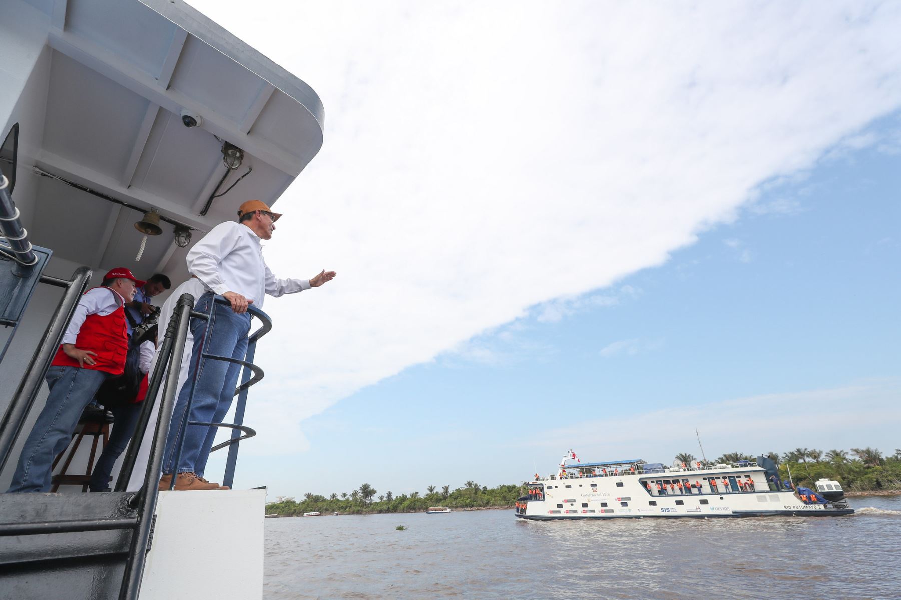 El presidente Martín Vizcarra encabezó la ceremonia de zarpe de las embarcaciones que participarán en la tercera campaña de acción social en Loreto.