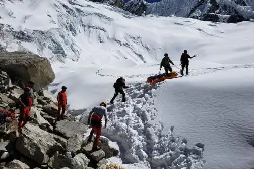 Efectivos de la Unidad de Salvamento de Alta Montaña llegaron al campo base de Alpamayo para iniciar la búsqueda de al menos dos turistas franceses perdidos en el nevado Quitaraju. Foto: ANDINA/Archivo/Gonzalo Horna
