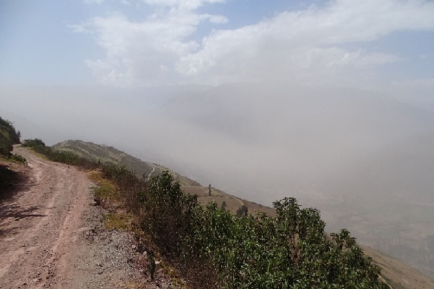 Densa polvareda por los deslizamientos en el cerro Chamanayoc, ubicado en la provincia de Andahuaylas, está afectando diversas localidades de Abancay.