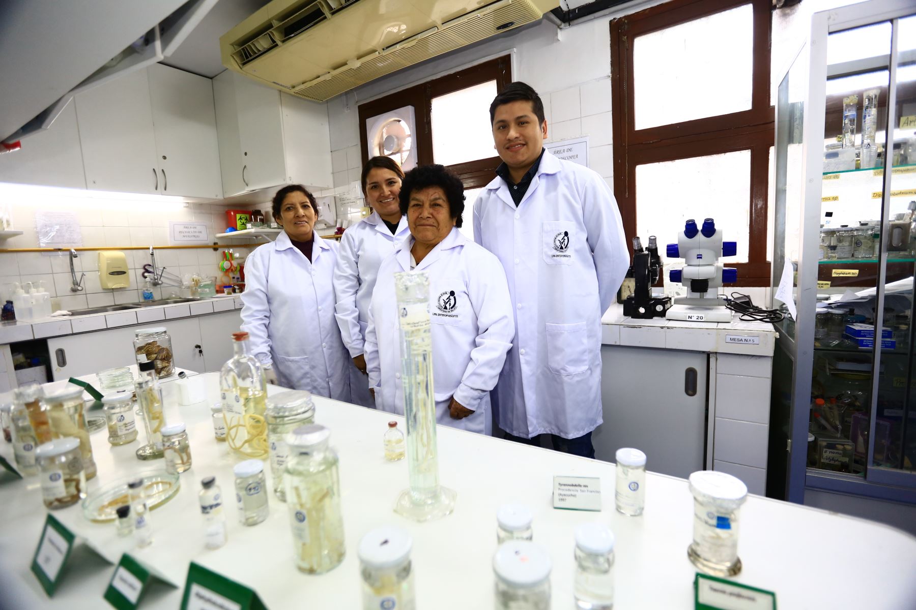 En el centro María Salomé Beltrán Fabián rodeada de especialistas del laboratorio de parasitología del INS. La bióloga tiene 47 años trabajando en la institución. ANDINA/Pedro Cardenas