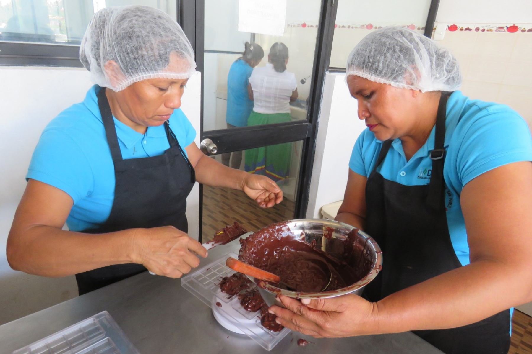 Madres emprendedoras de distrito de San Pablo, región San Martín elaboran chocolates y otros productos derivados del cacao. ANDINA/Difusión